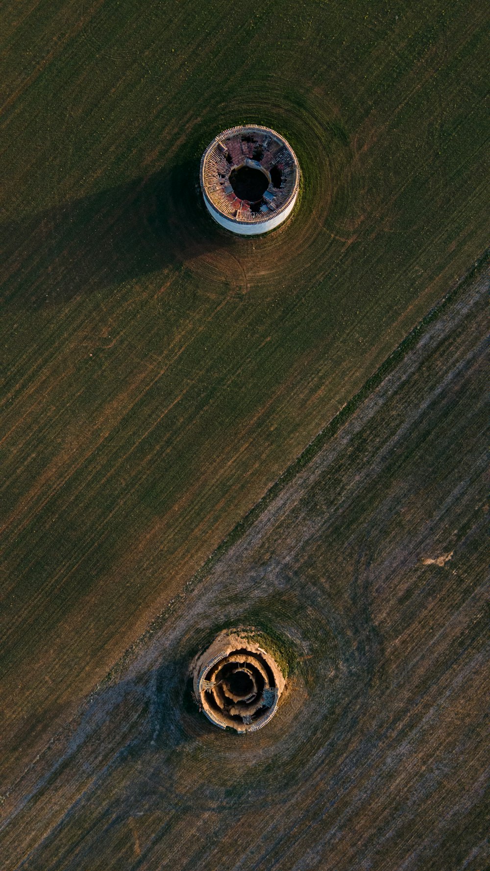 Dos agujeros redondos en medio de un campo