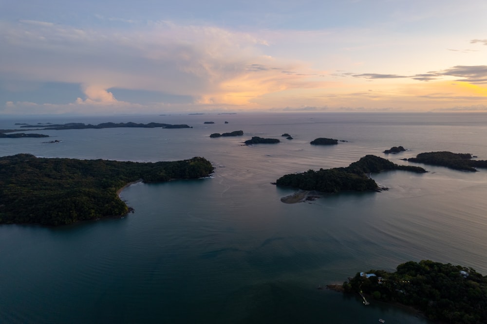 une vue aérienne de plusieurs petites îles dans l’océan