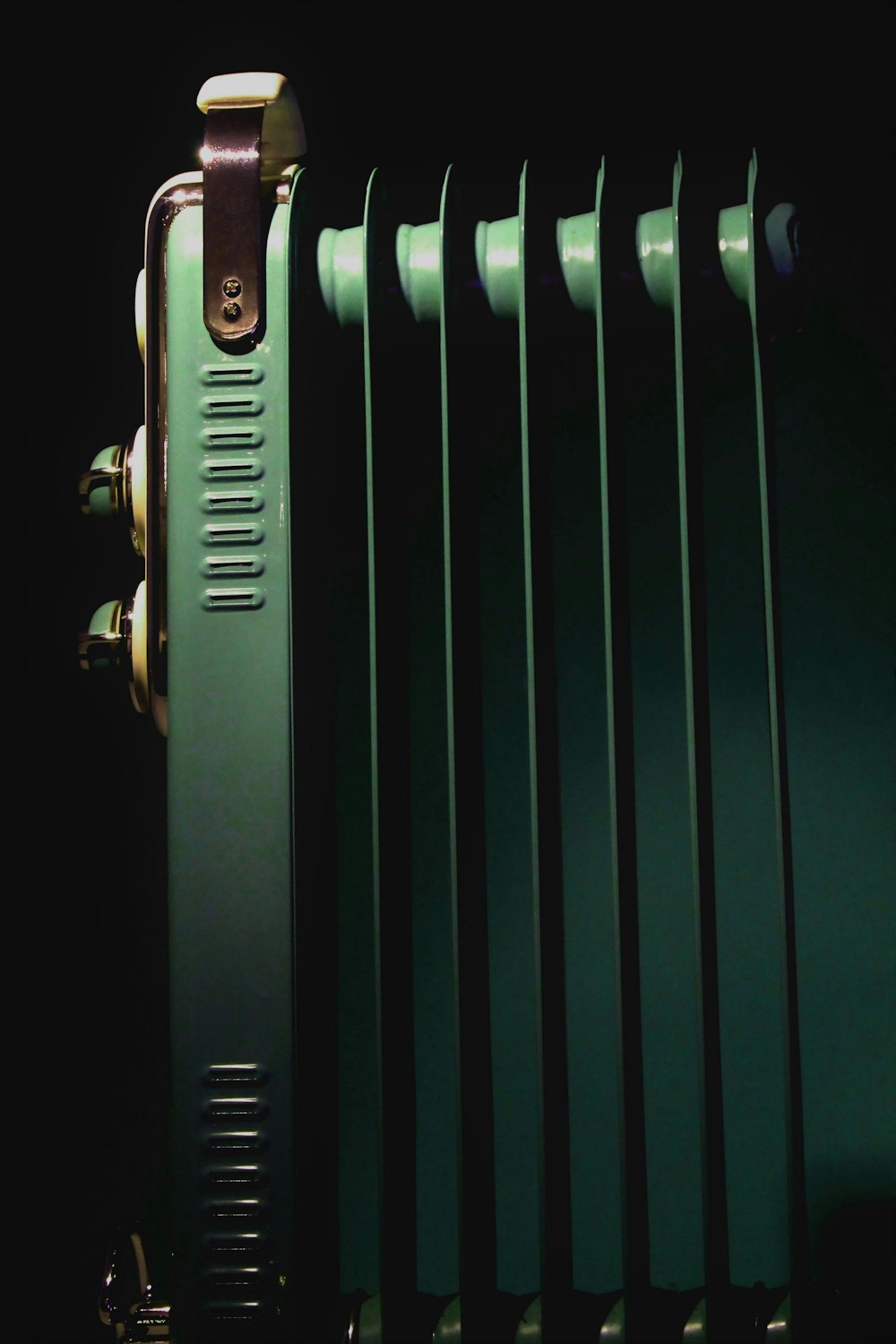 Un primer plano de un radiador en la oscuridad
