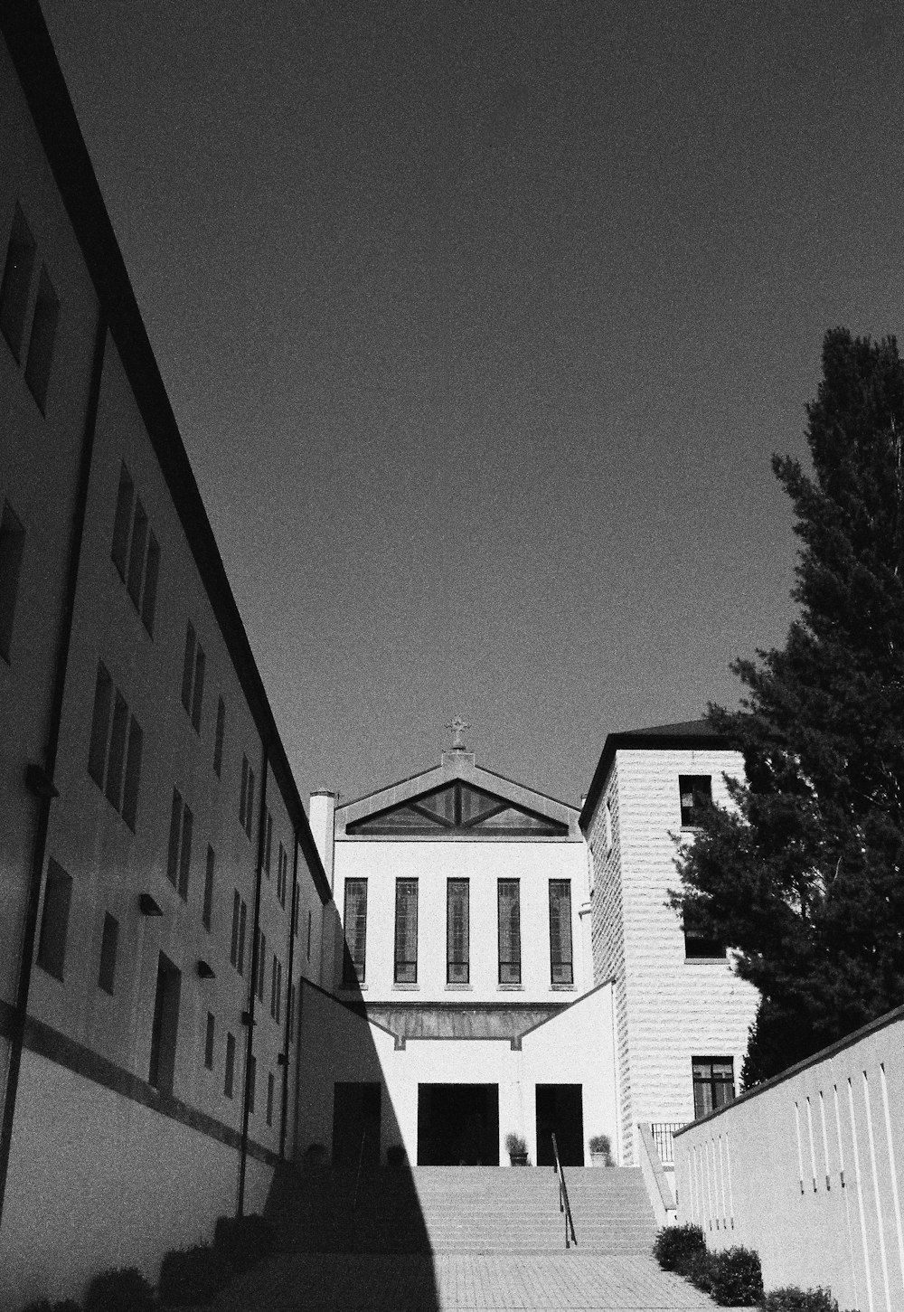 a black and white photo of a building