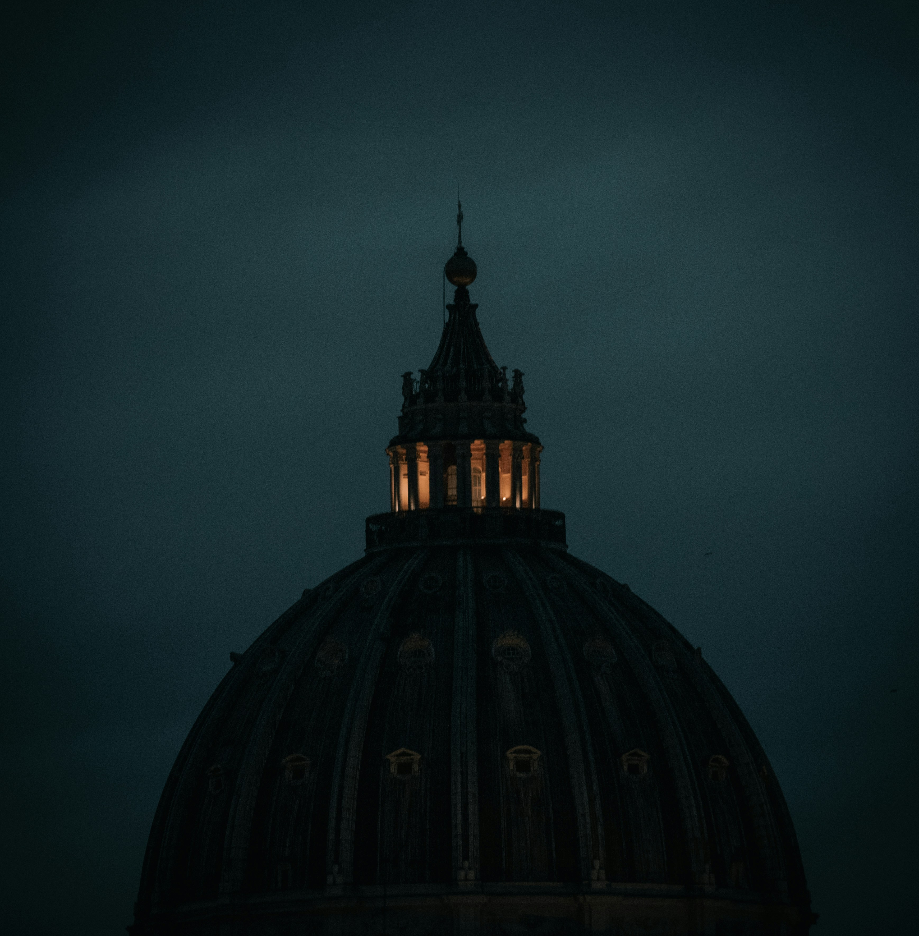 a cúpula de um edifício iluminado à noite