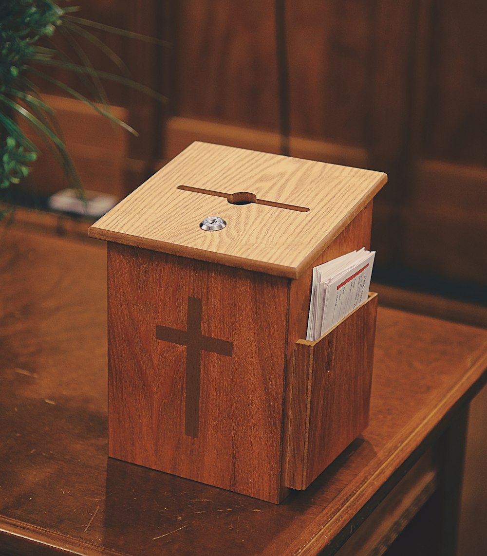 une boîte en bois posée sur une table