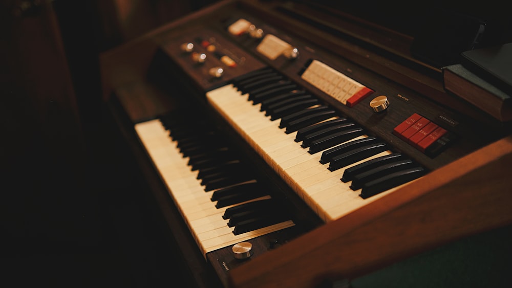 Un primer plano de un teclado de órgano de tubos