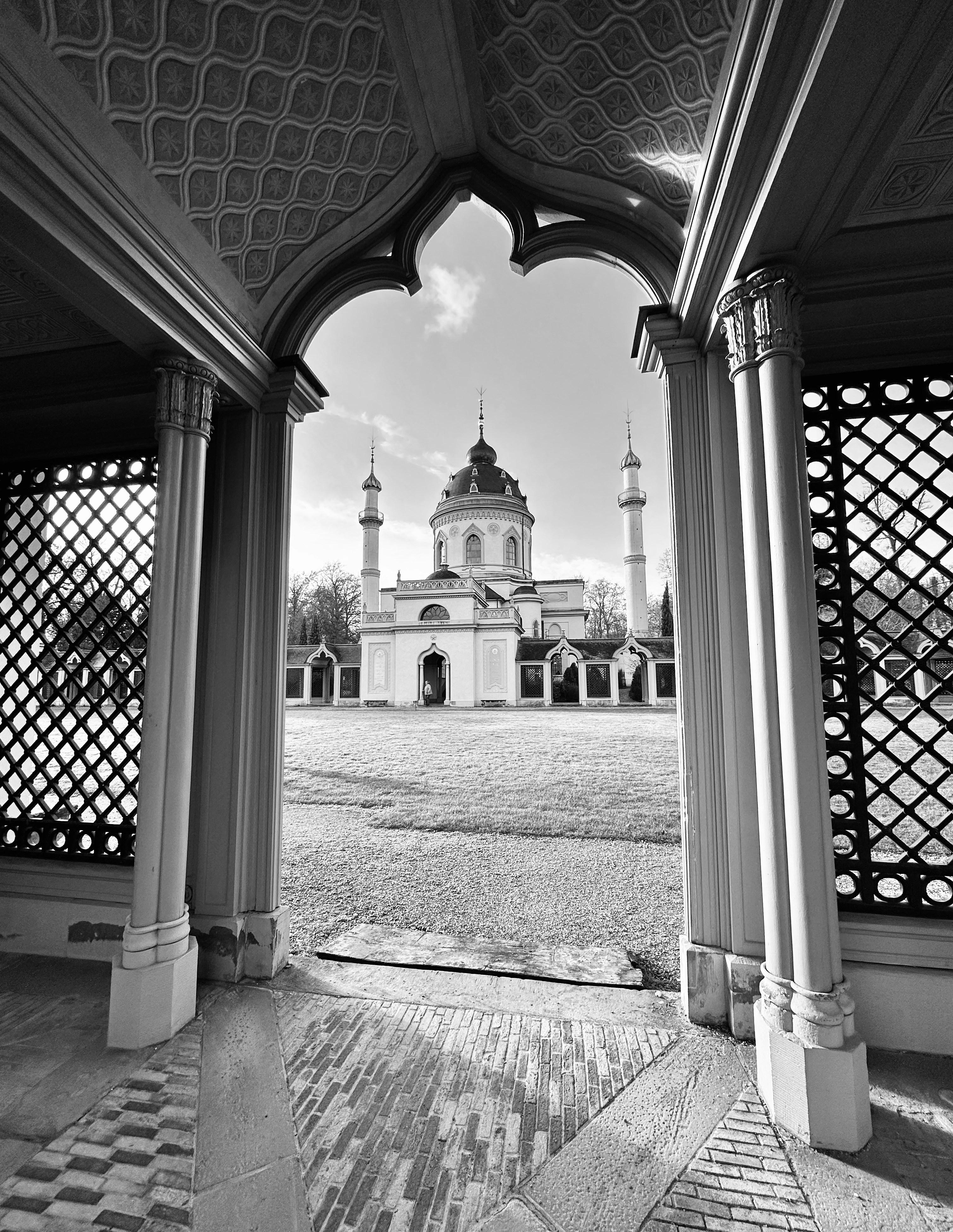 a black and white photo of a building