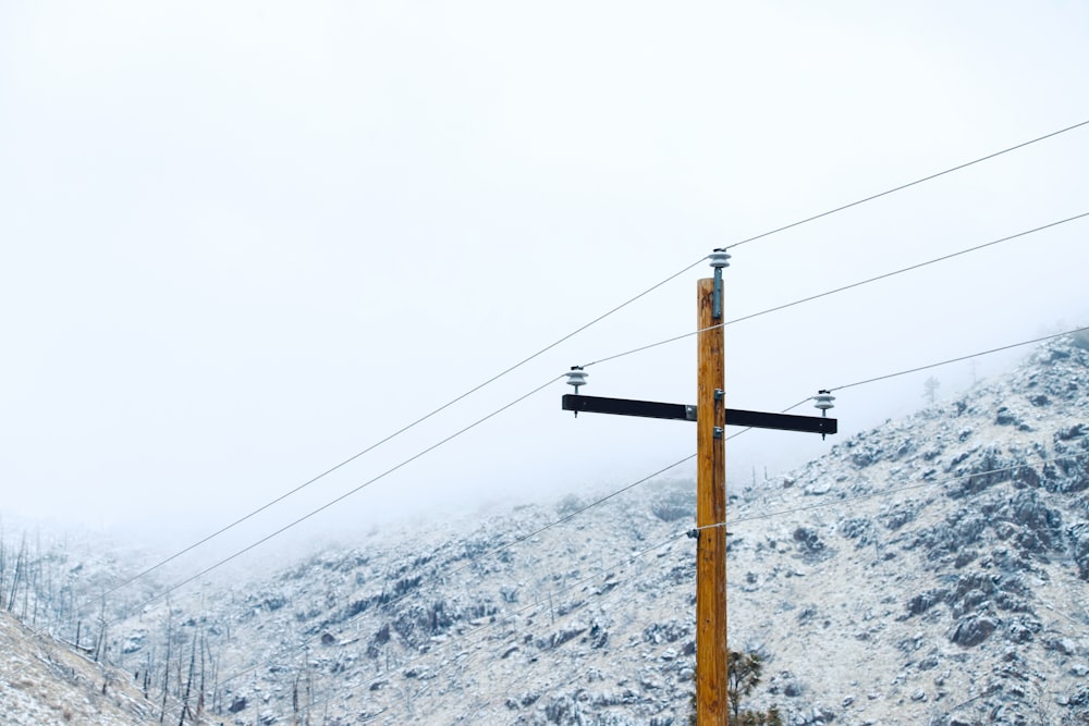 Un poste de teléfono en medio de una montaña nevada