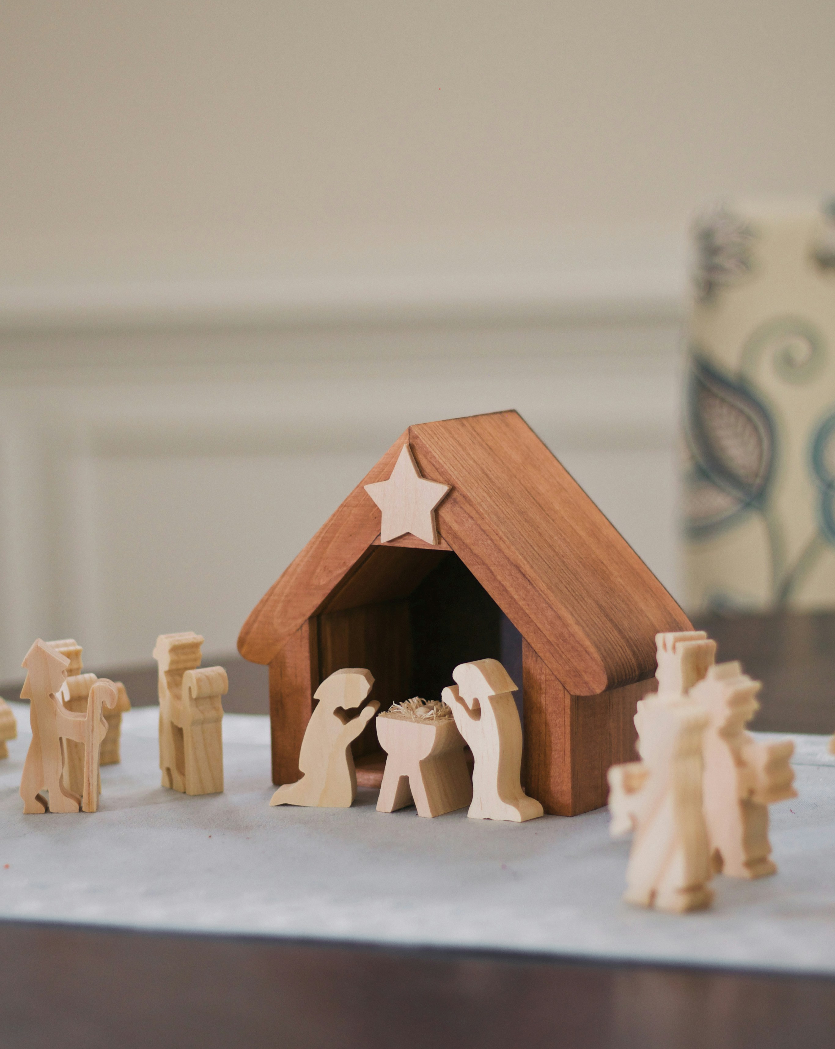 A nativity scene of a manger scene with figurines photo Free Wood
