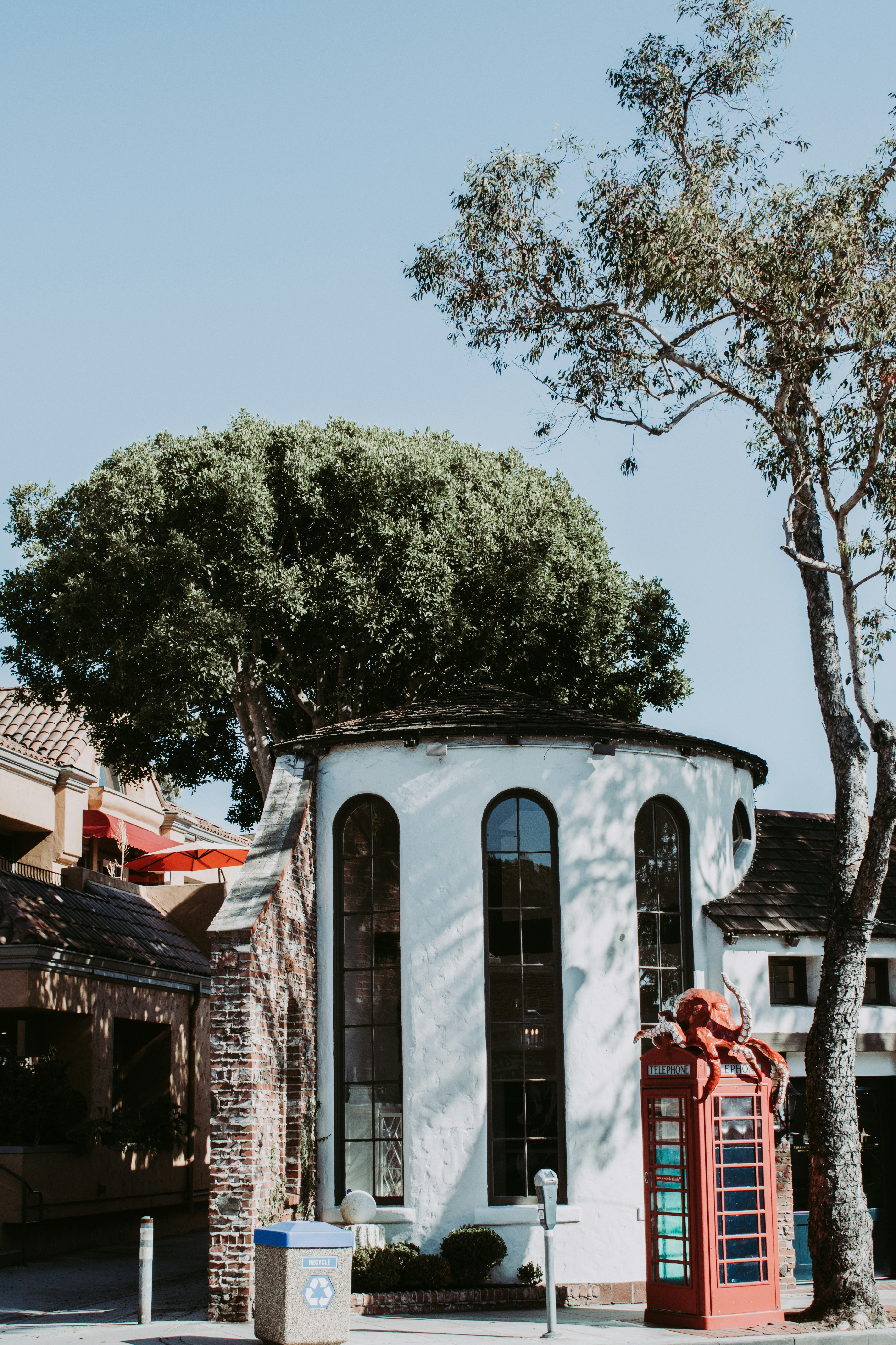 Un edificio bianco con un albero di fronte ad esso