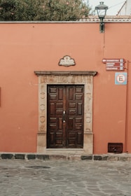 A welcoming office entrance with the sign 'abogado extranjería Alicante' visible.