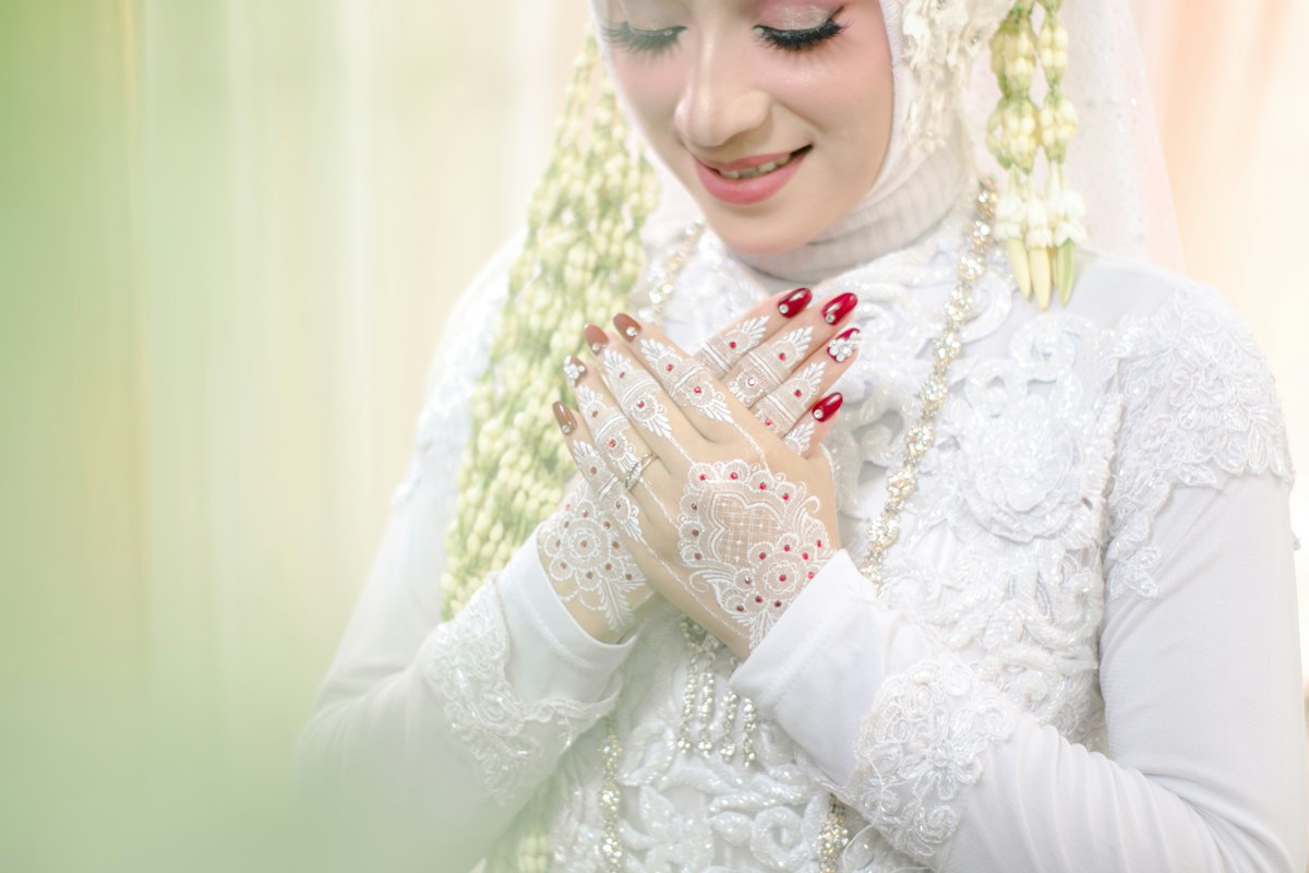 Sewa Gaun Akad Putih Syar'i