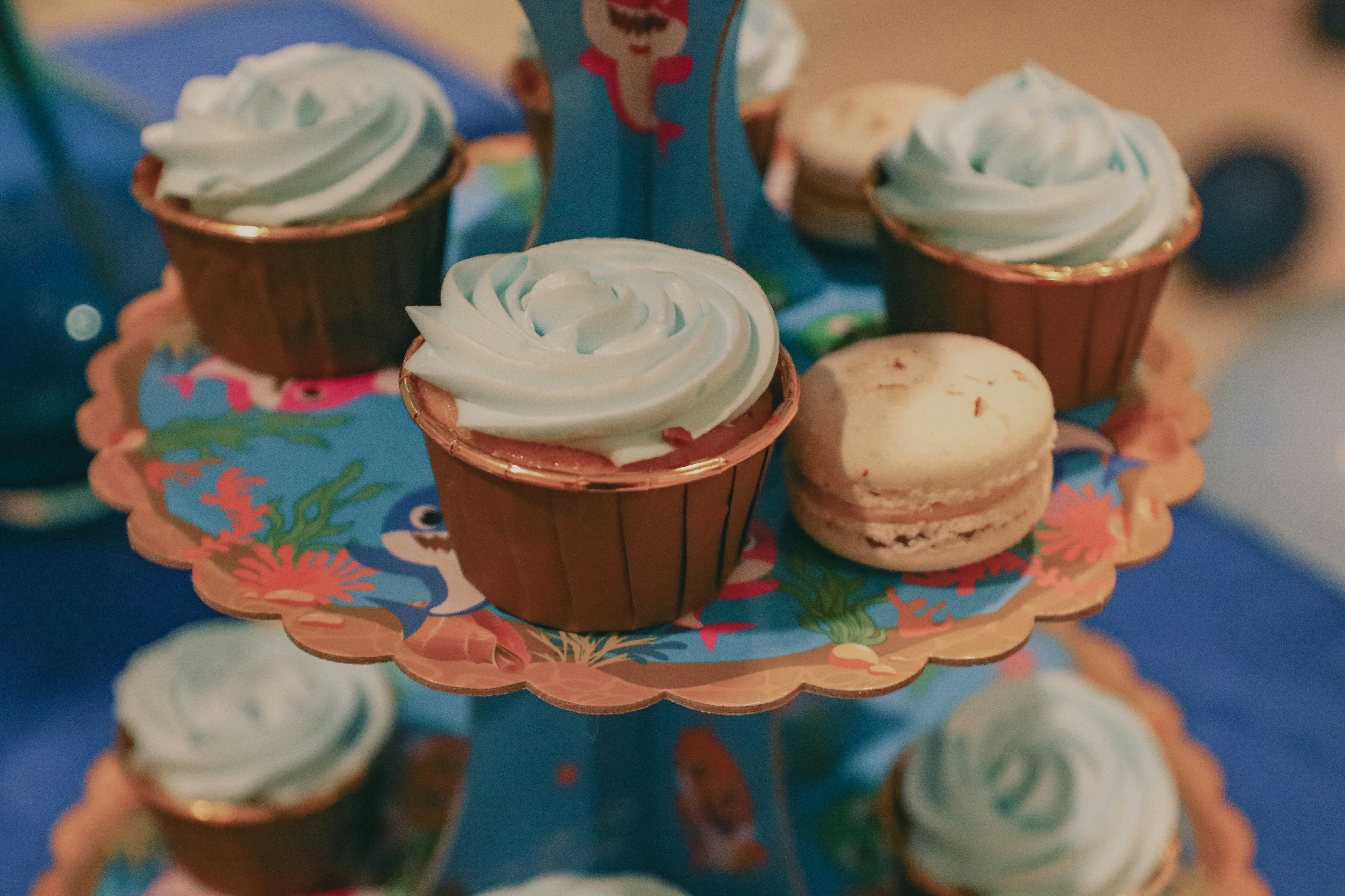 케이크 스탠드에 많은 컵 케이크가 있습니다.