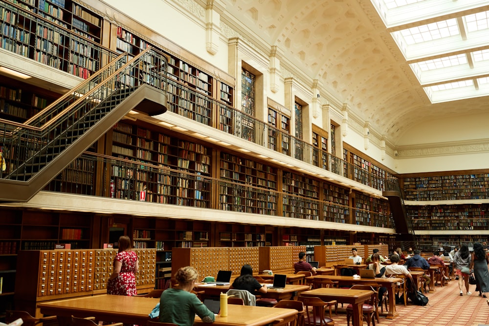 Una gran biblioteca llena de muchos libros