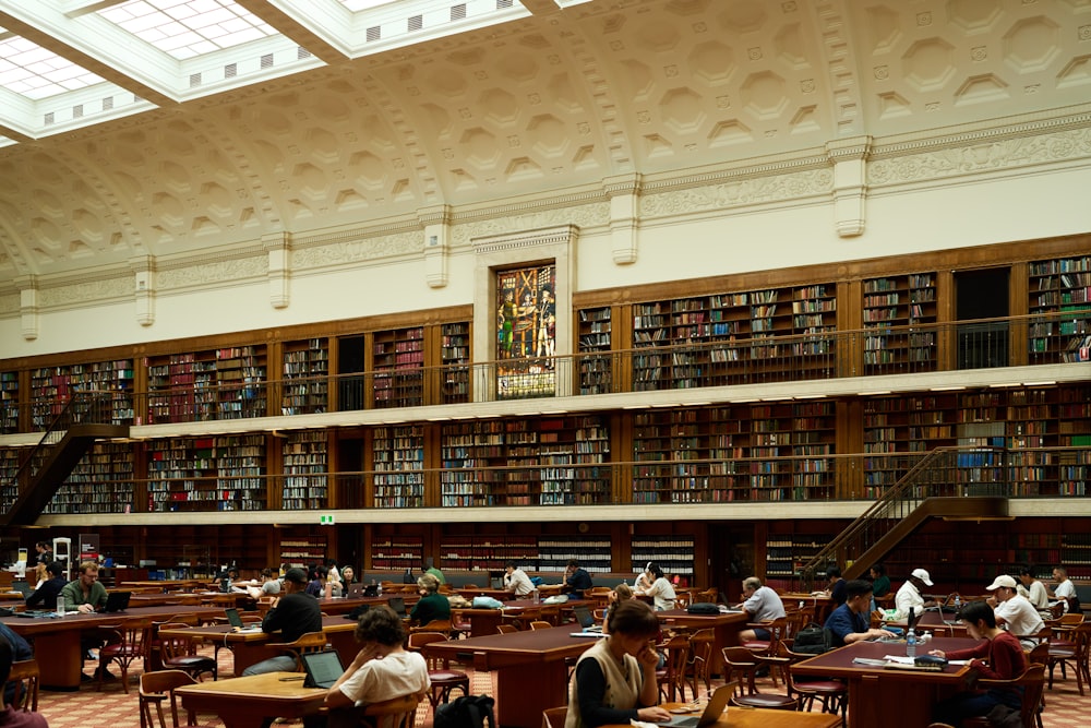 Una gran biblioteca llena de muchos libros
