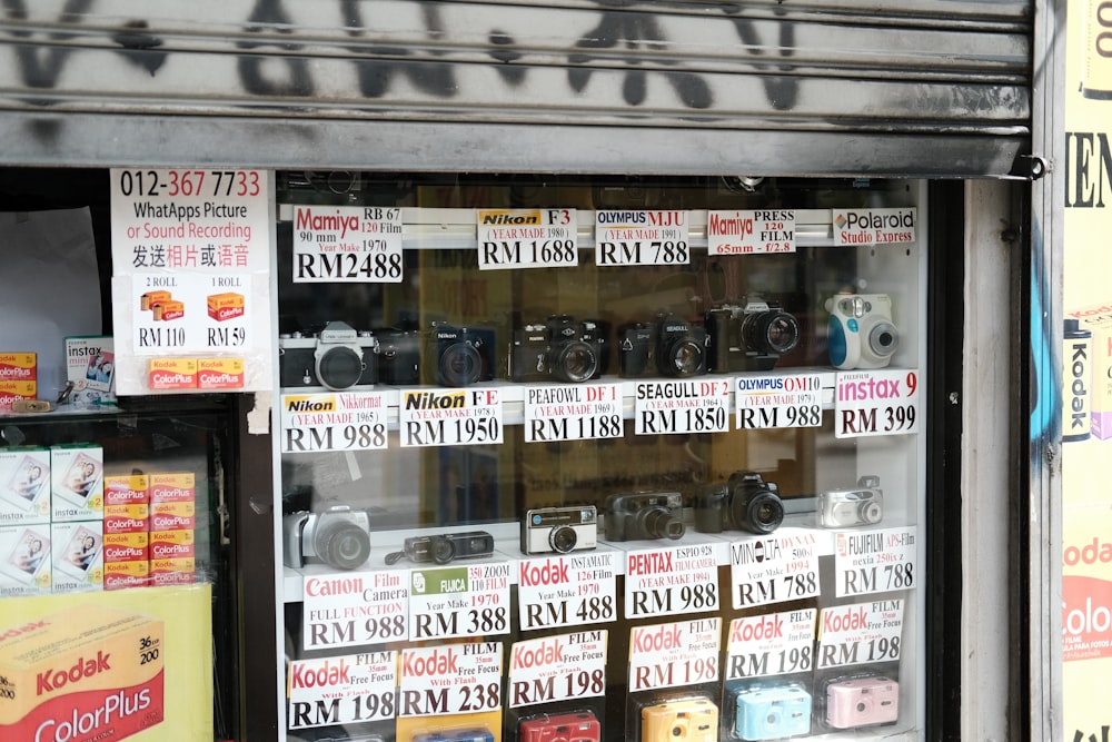 Una facciata del negozio con molte telecamere diverse in mostra