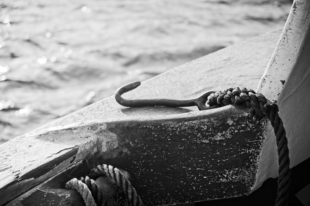 Una foto en blanco y negro de una cuerda en un barco