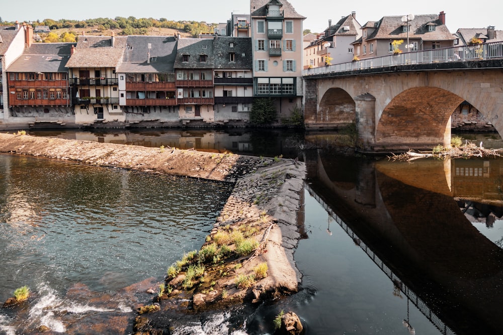 Un río que atraviesa una ciudad junto a un puente