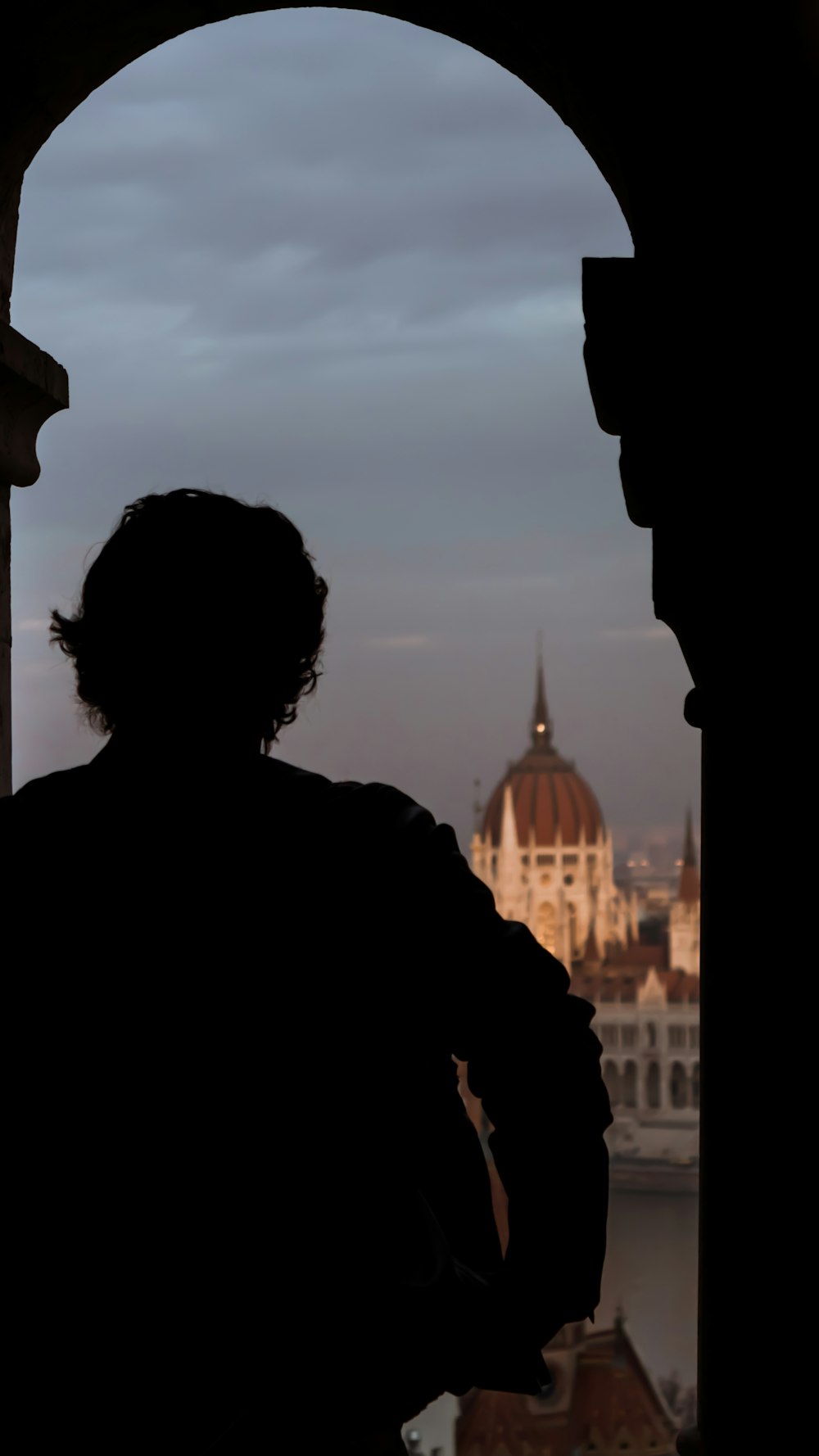 la silhouette d’une personne debout devant une fenêtre