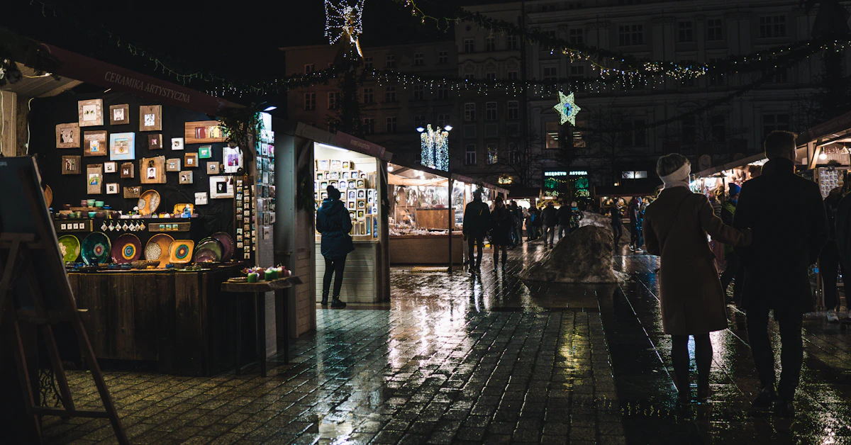 Ludzie spacerujący oświetloną ulicą nocą