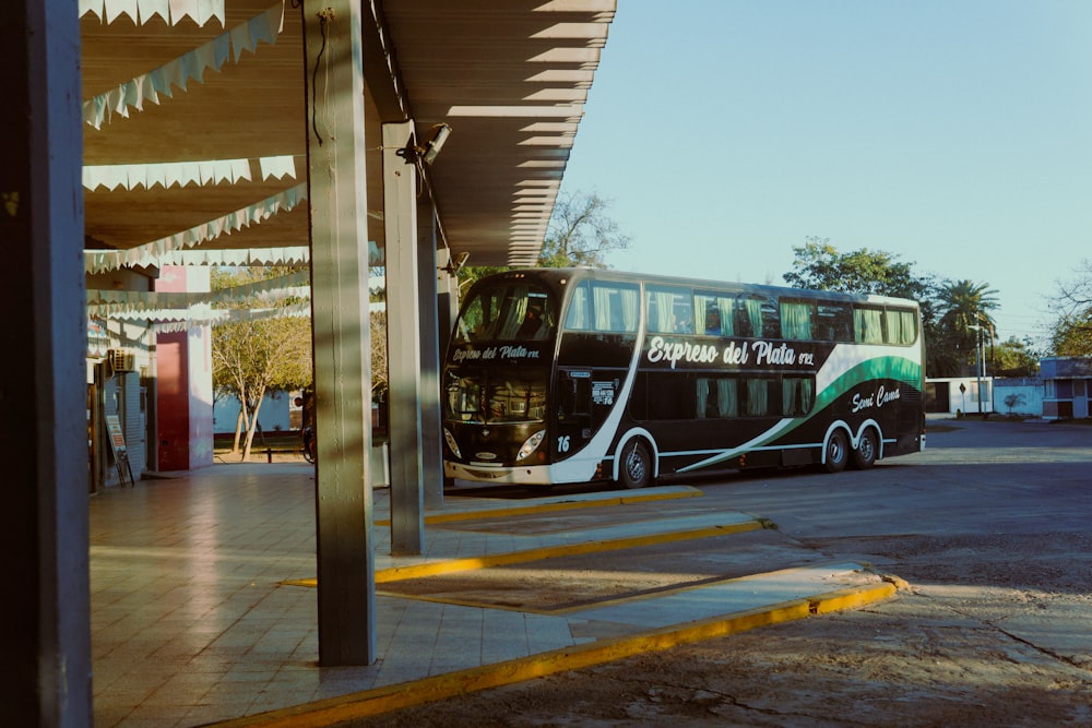 ein Doppeldeckerbus an einer Bushaltestelle geparkt