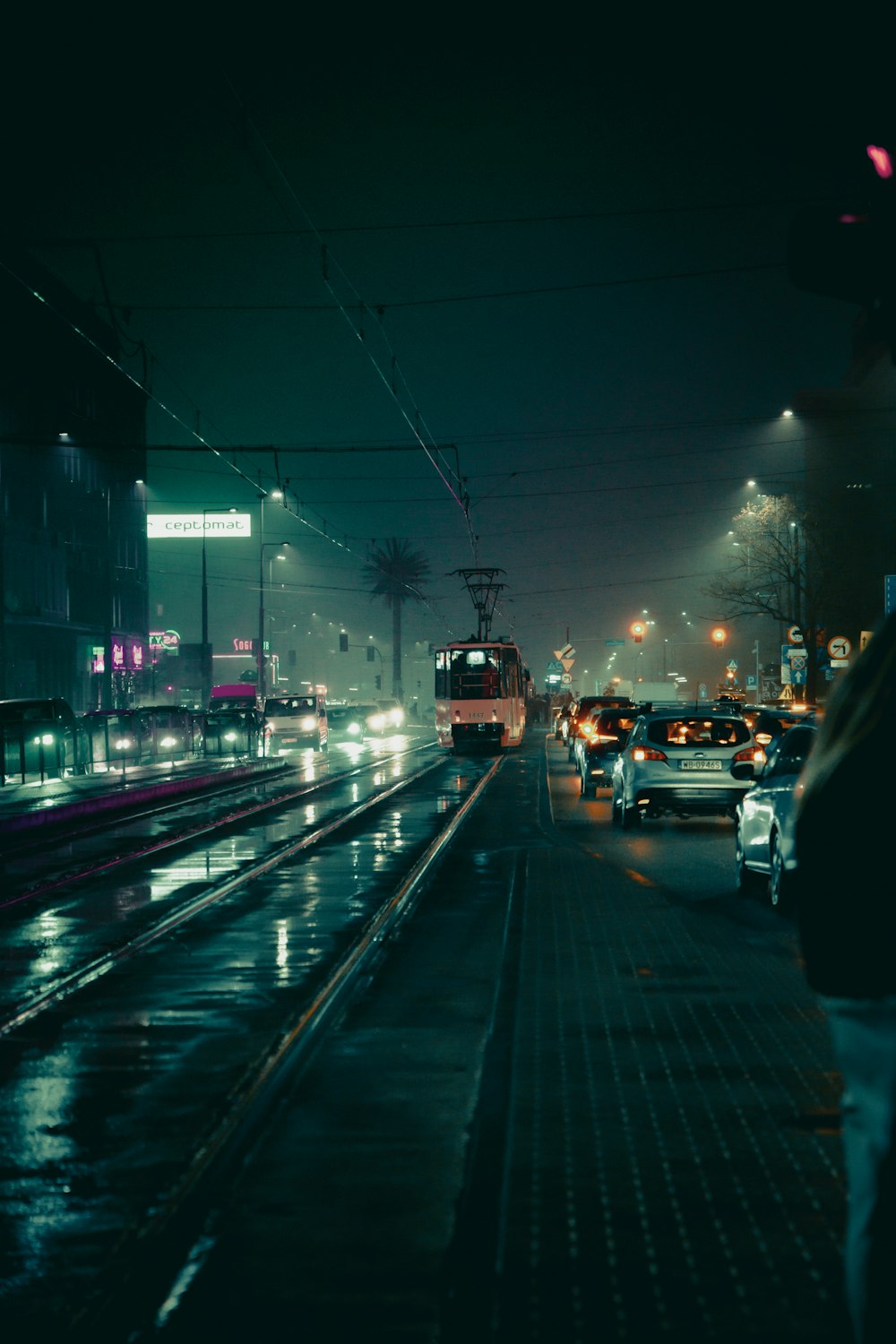 a city street filled with lots of traffic at night