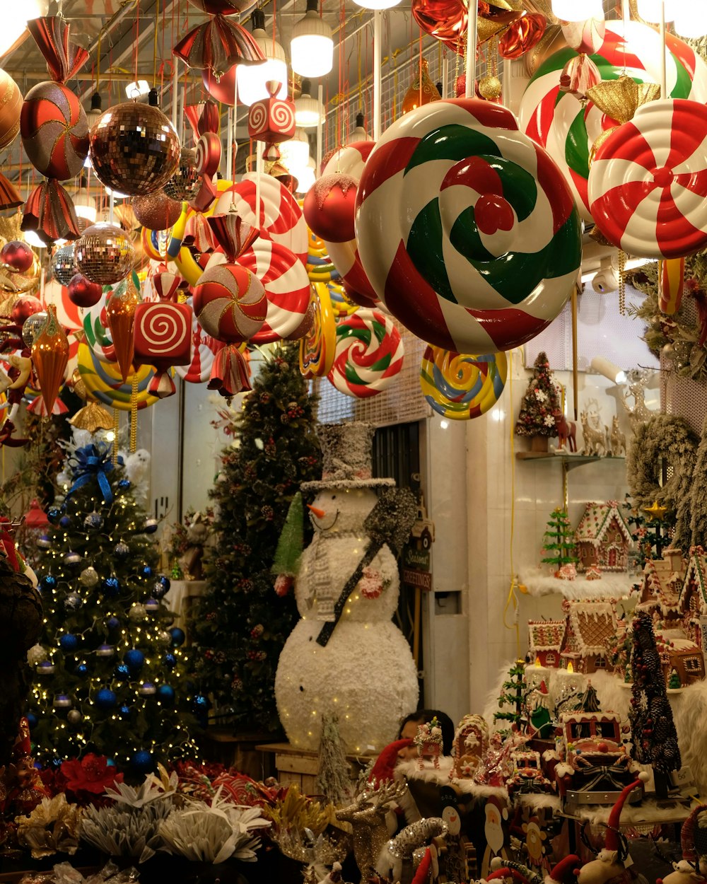 Un negozio pieno di tante decorazioni natalizie