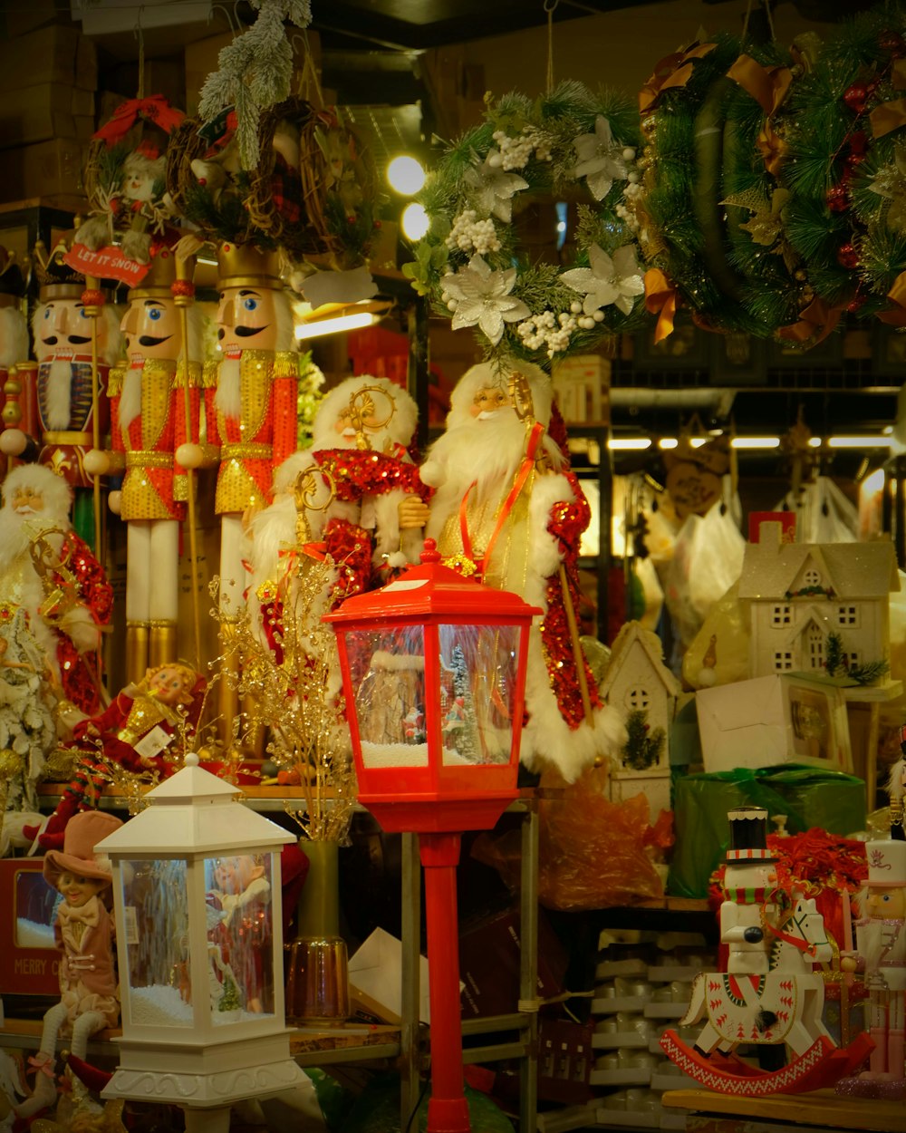 たくさんの休日の装飾でいっぱいの店でのクリスマスディスプレイ