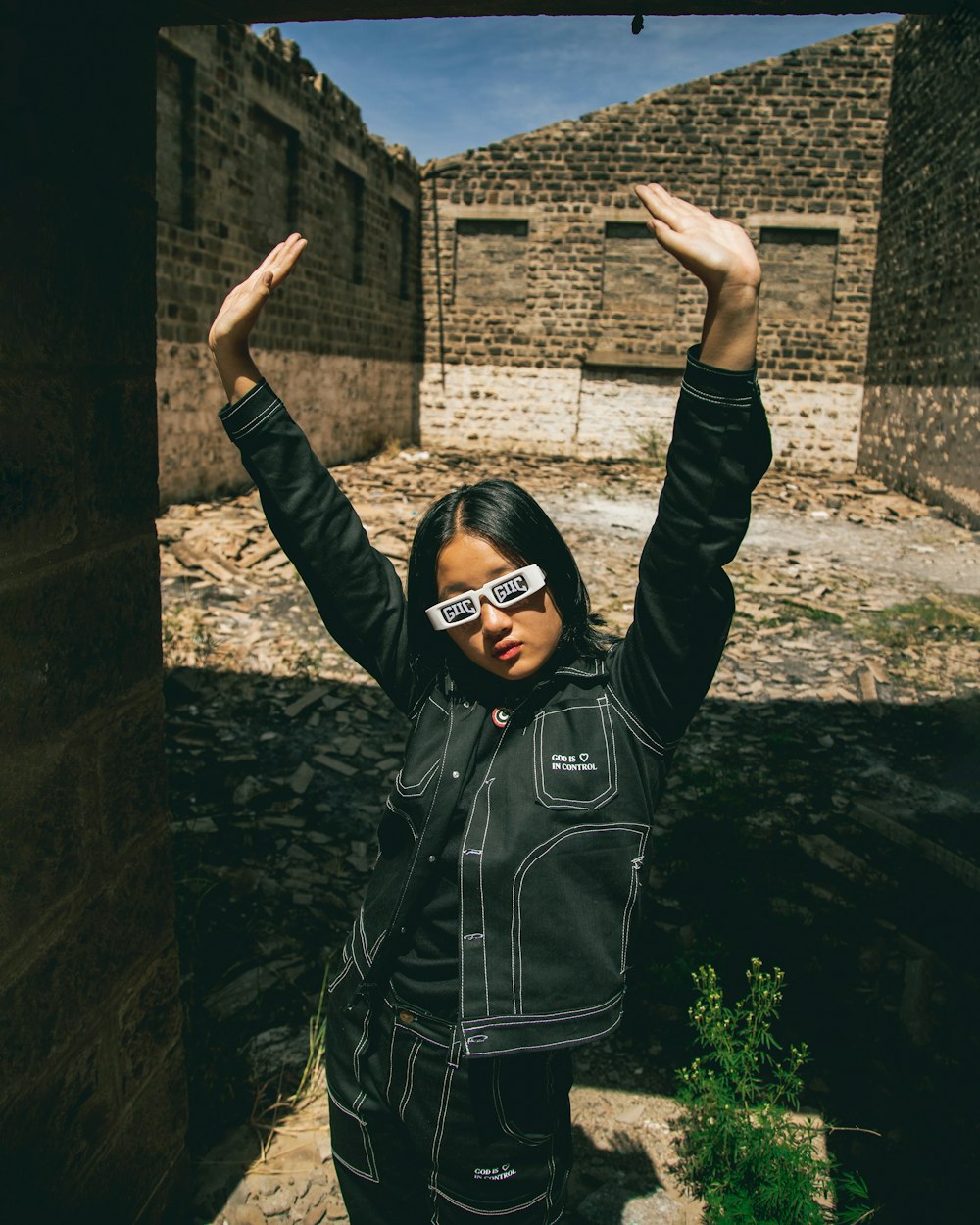 Foto Una mujer con una chaqueta negra sus manos hacia arriba – Imagen Kenia gratis en Unsplash