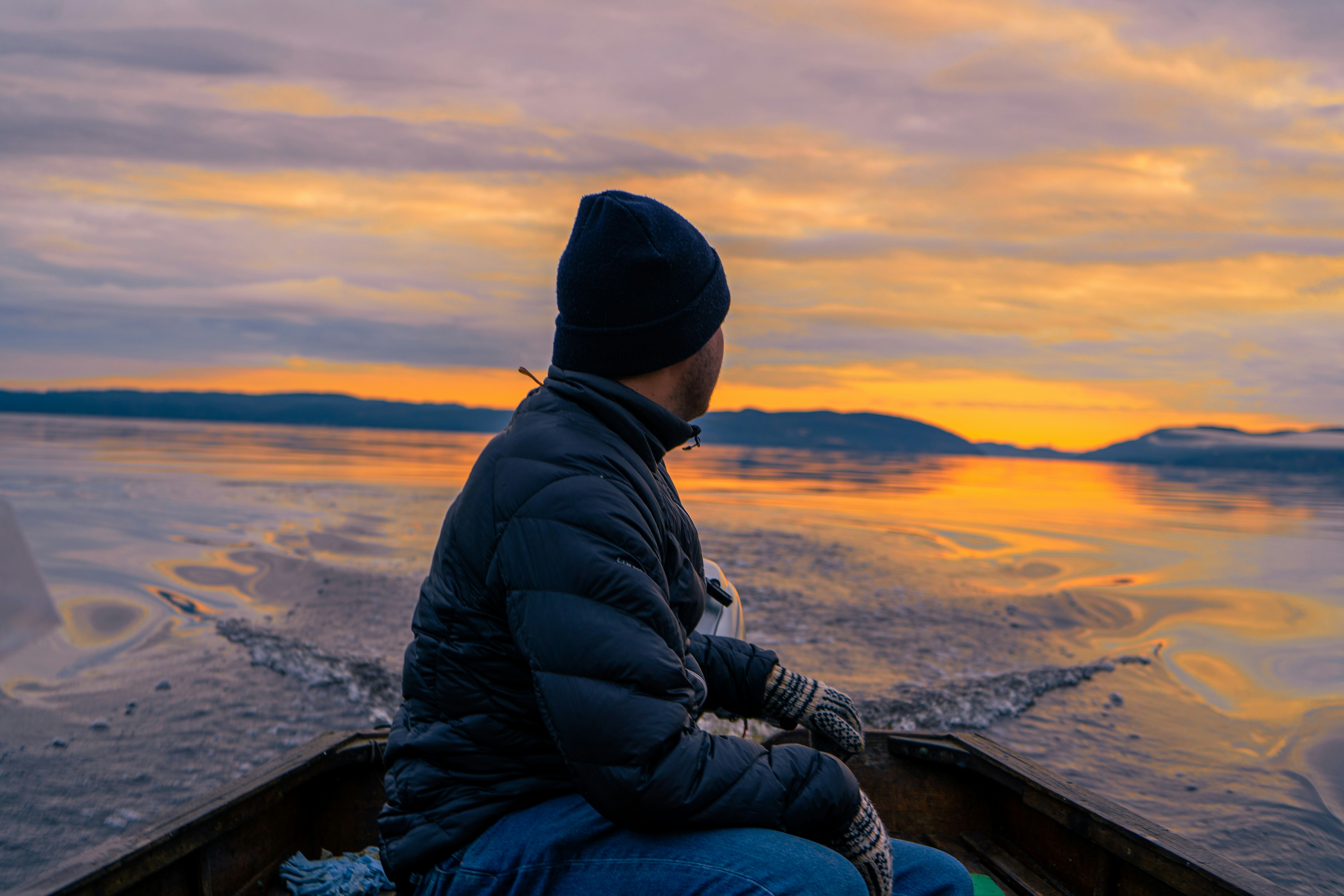 une personne assise dans un bateau sur l’eau