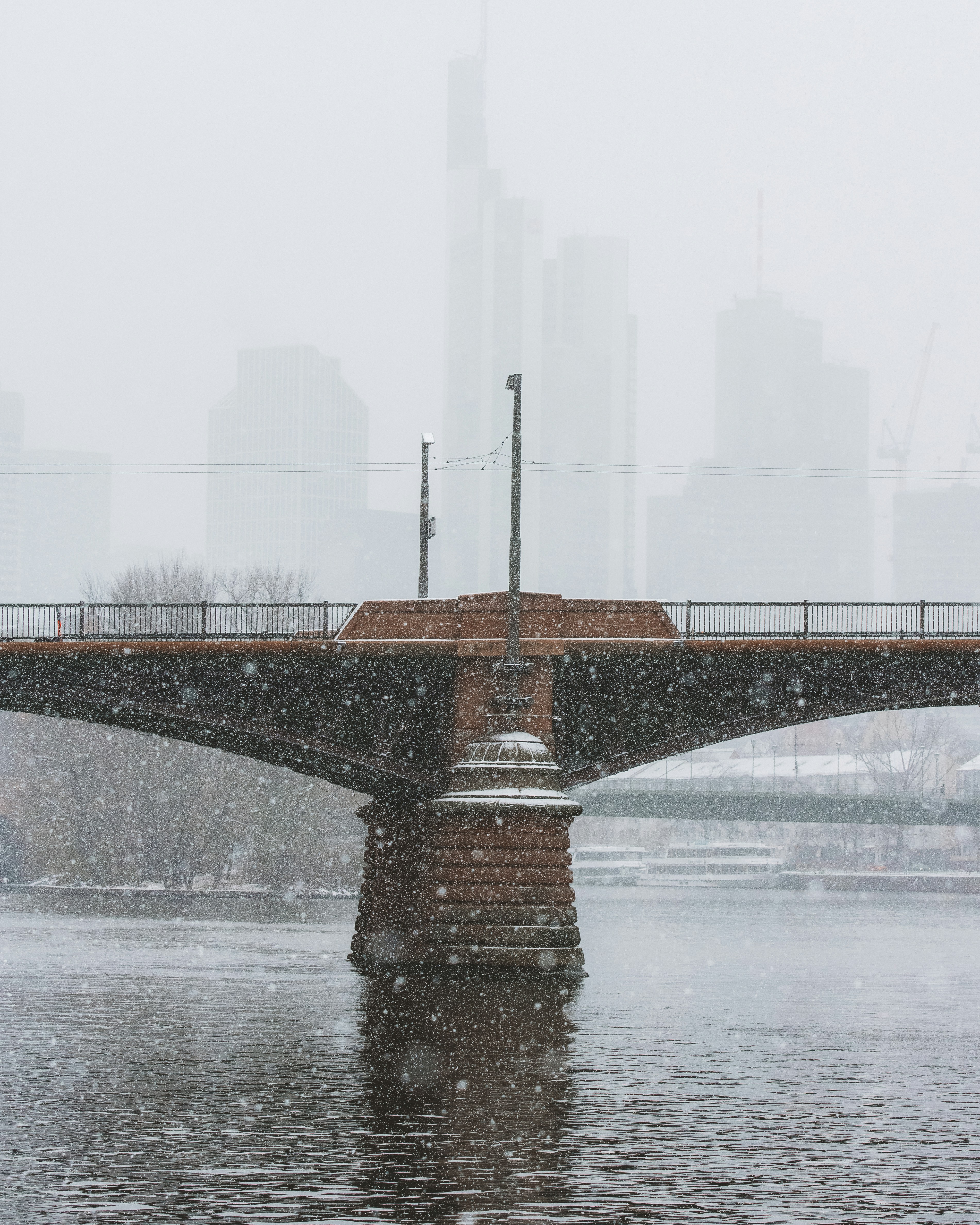 eine Brücke über ein schneebedecktes Gewässer