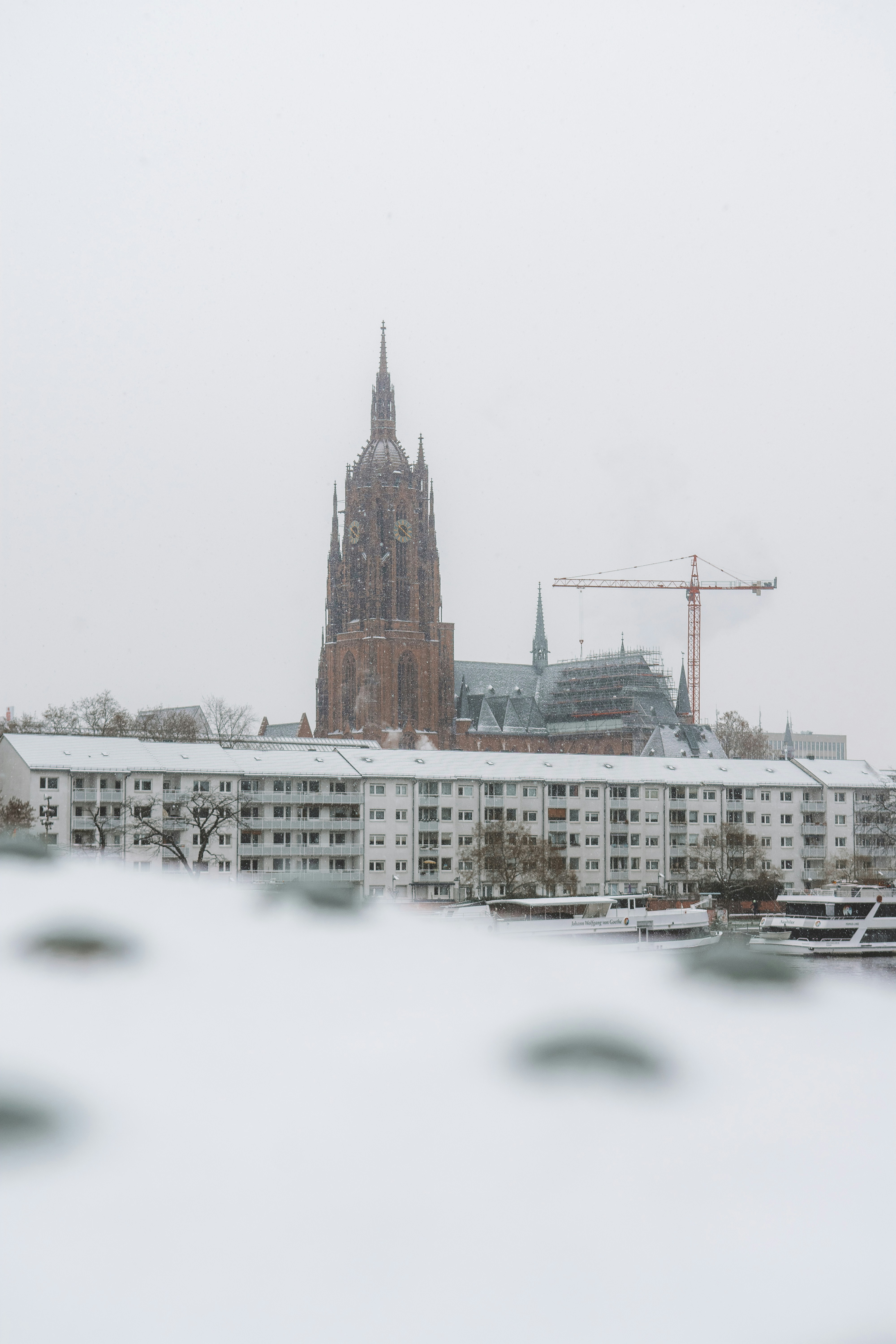 ein großes Gebäude mit einem Uhrturm im Hintergrund