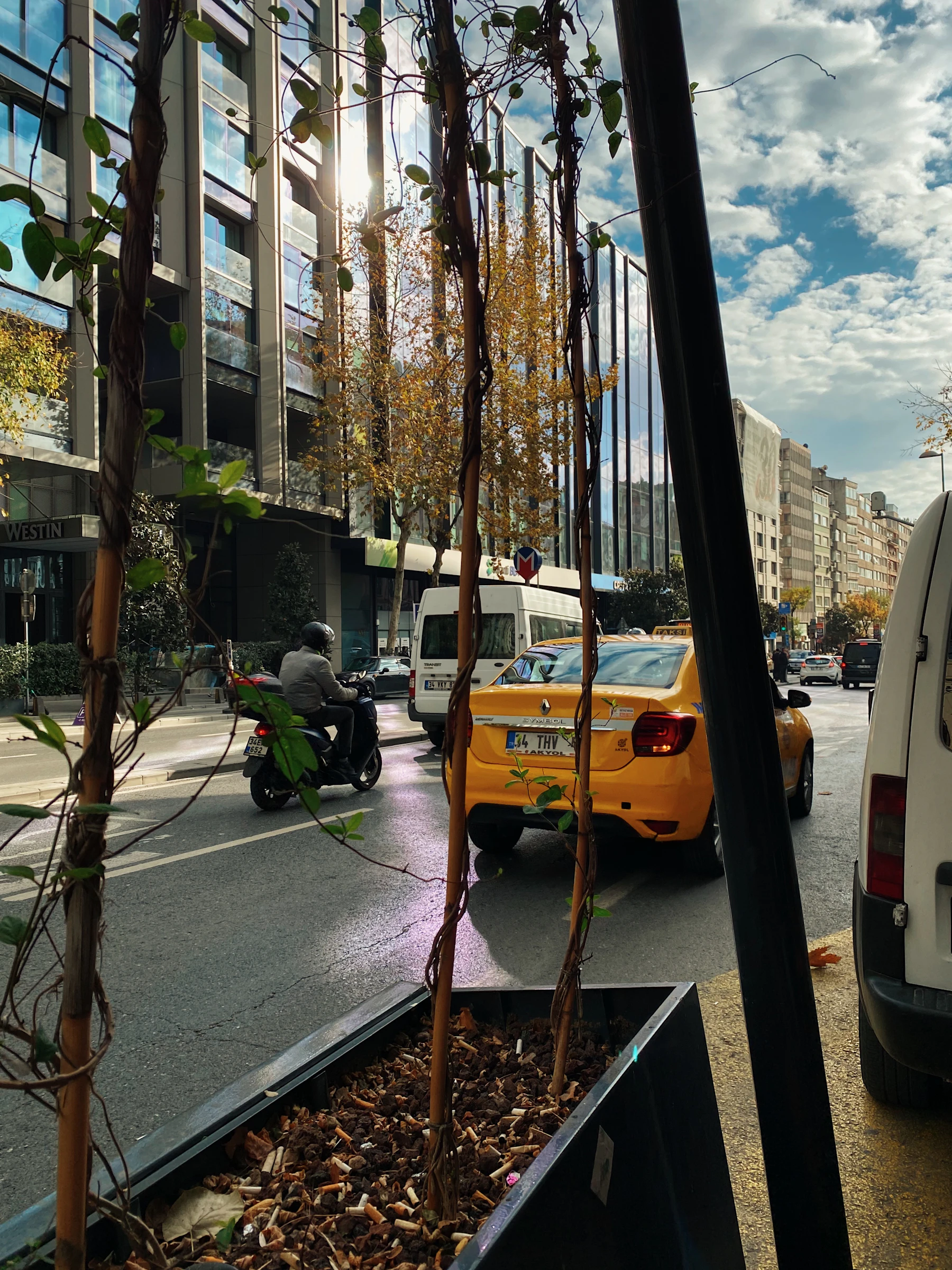 Akşam trafiğinde Galata Köprüsü’ne doğru ilerleyen sarı bir taksi.