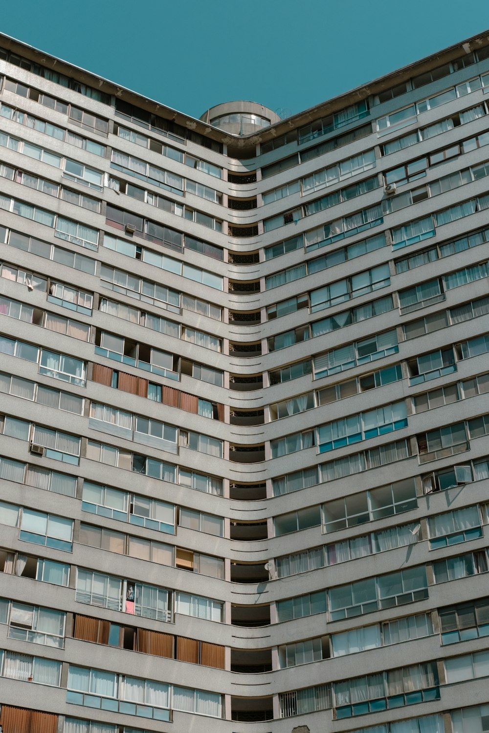 um edifício muito alto com muitas janelas