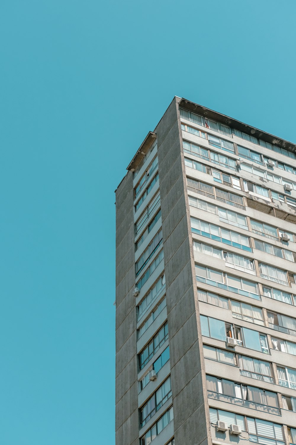 um edifício muito alto com muitas janelas