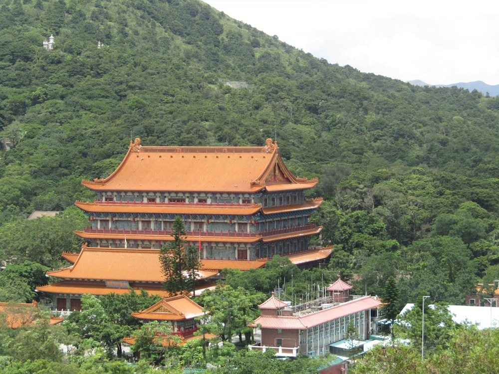 Un alto edificio seduto sulla cima di una collina verde lussureggiante