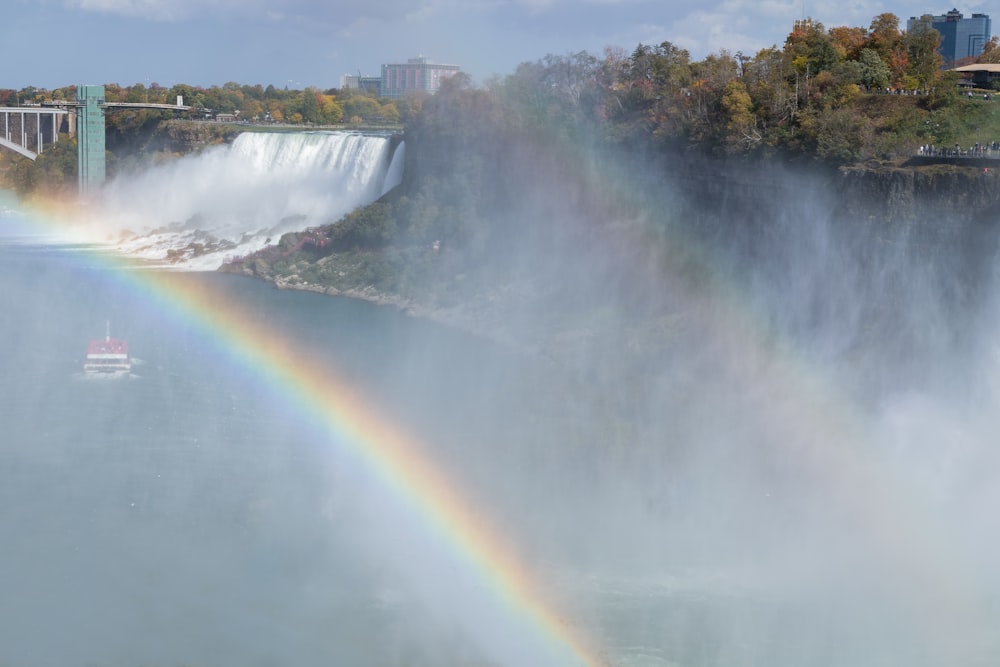 Un arco iris en medio de una cascada