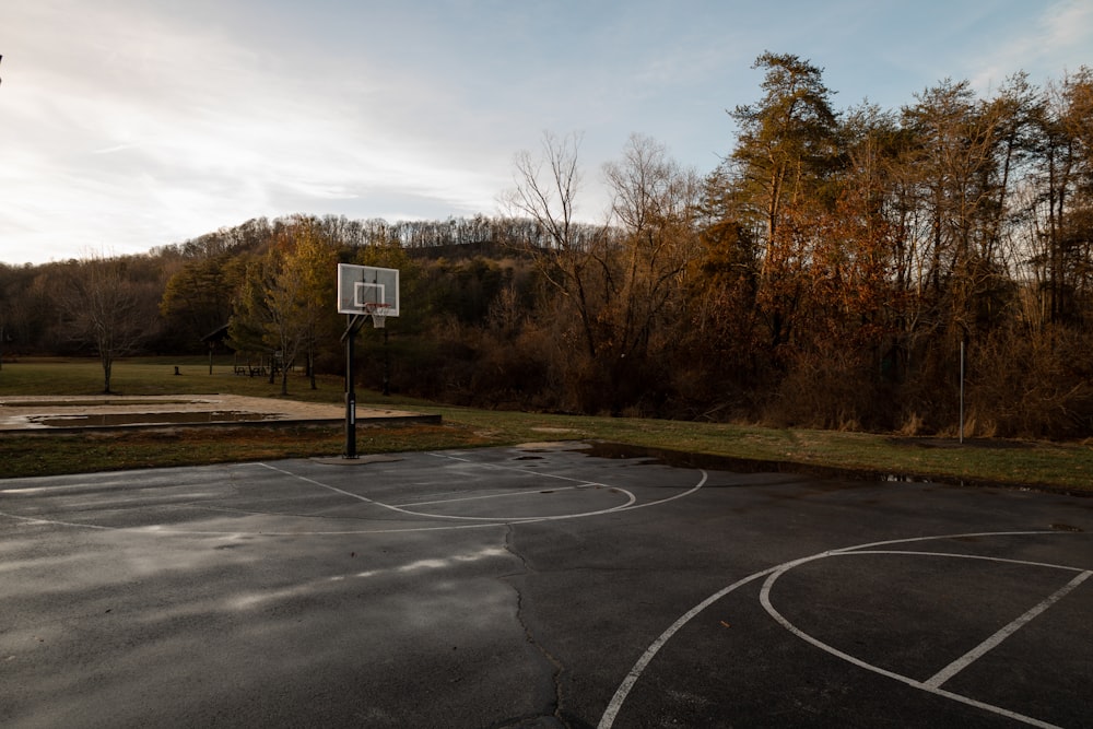 una cancha de baloncesto con un aro de baloncesto en el medio