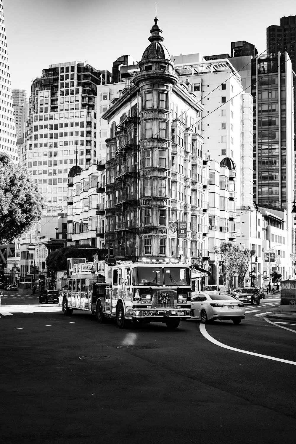 a black and white photo of a city street