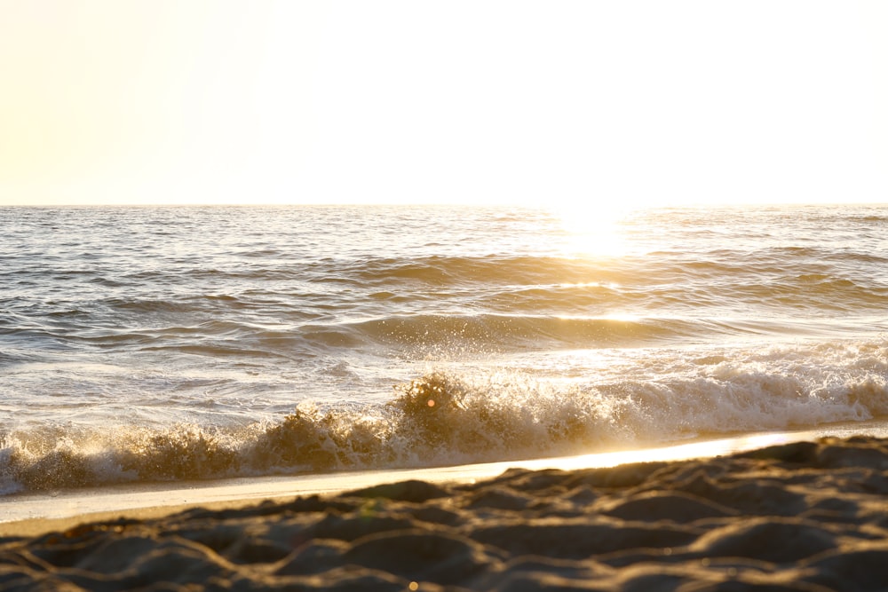 太陽が海の波を照らしている
