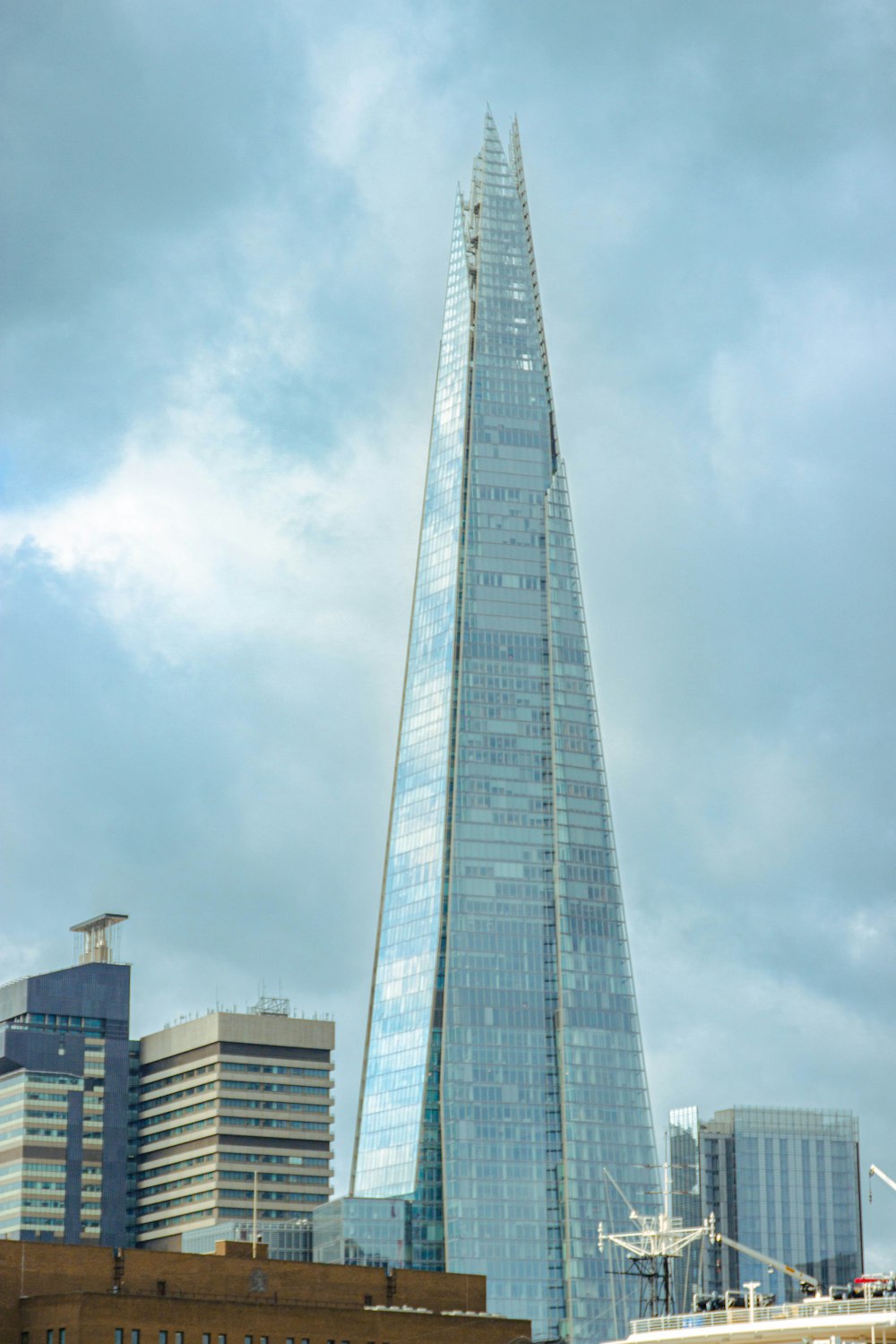 a very tall building in the middle of a city