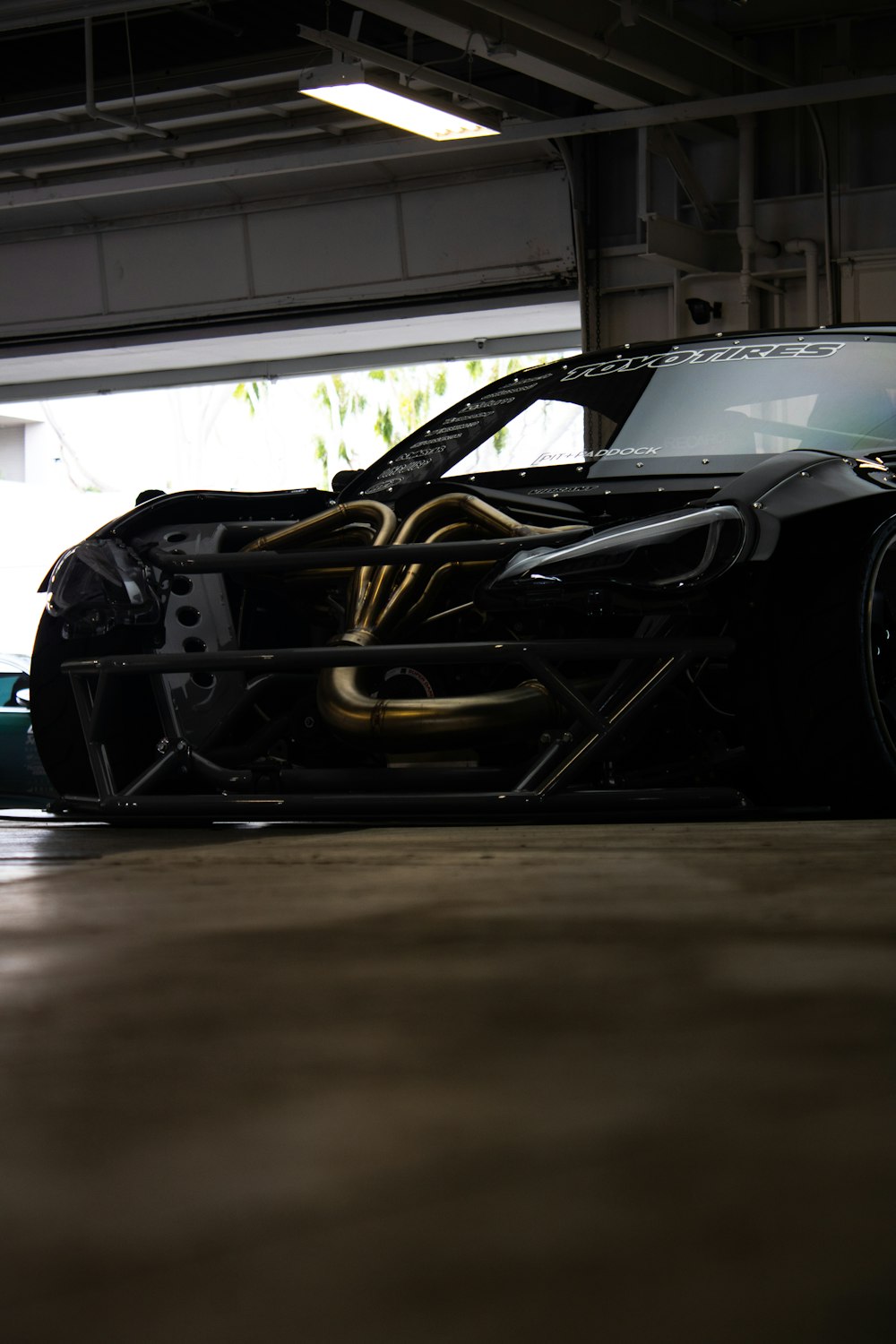 Une voiture de sport noire garée dans un garage