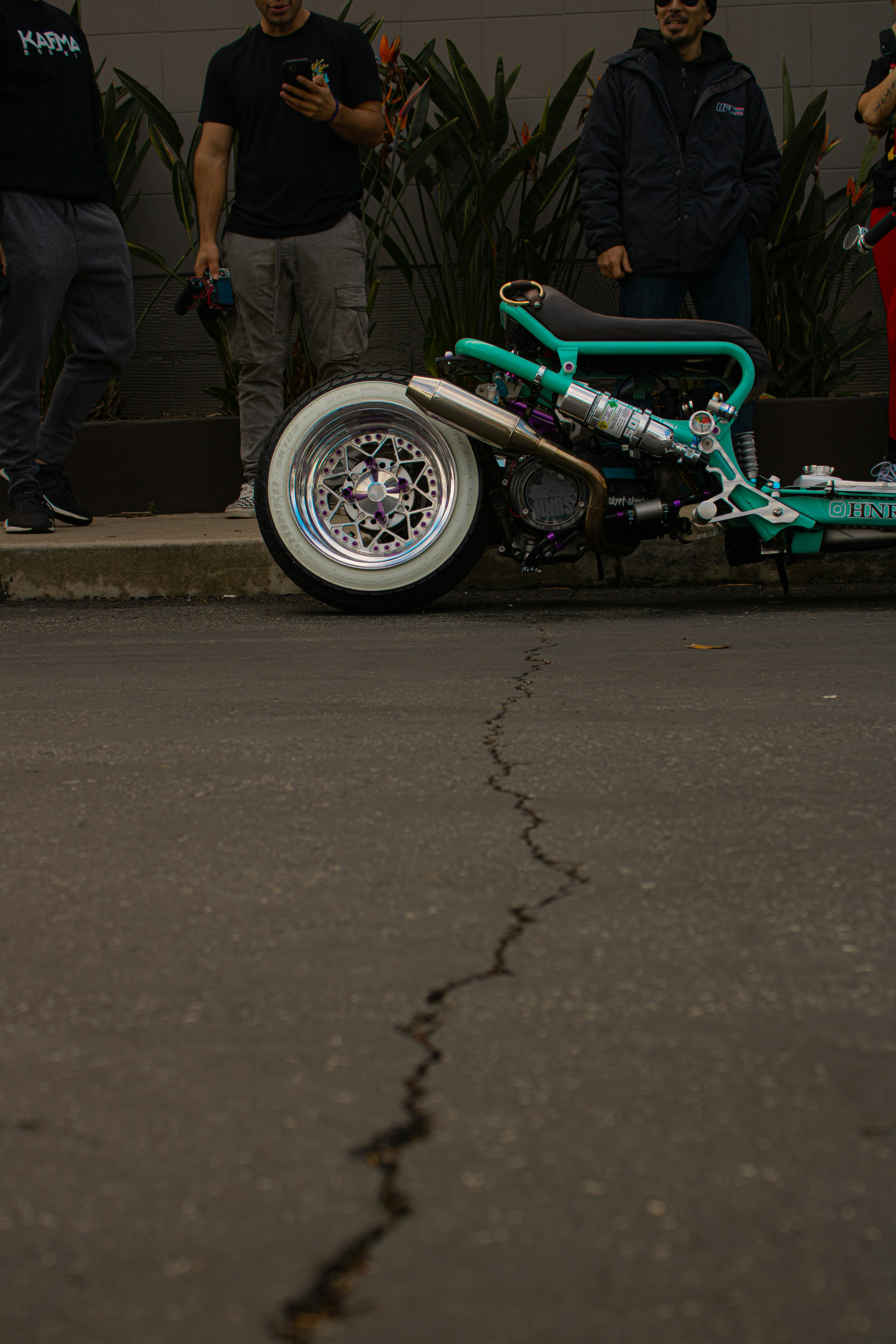 Ein kleines Motorrad am Straßenrand geparkt