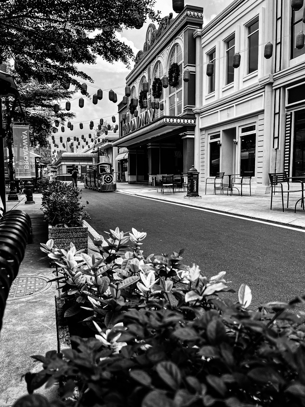 a black and white photo of a city street