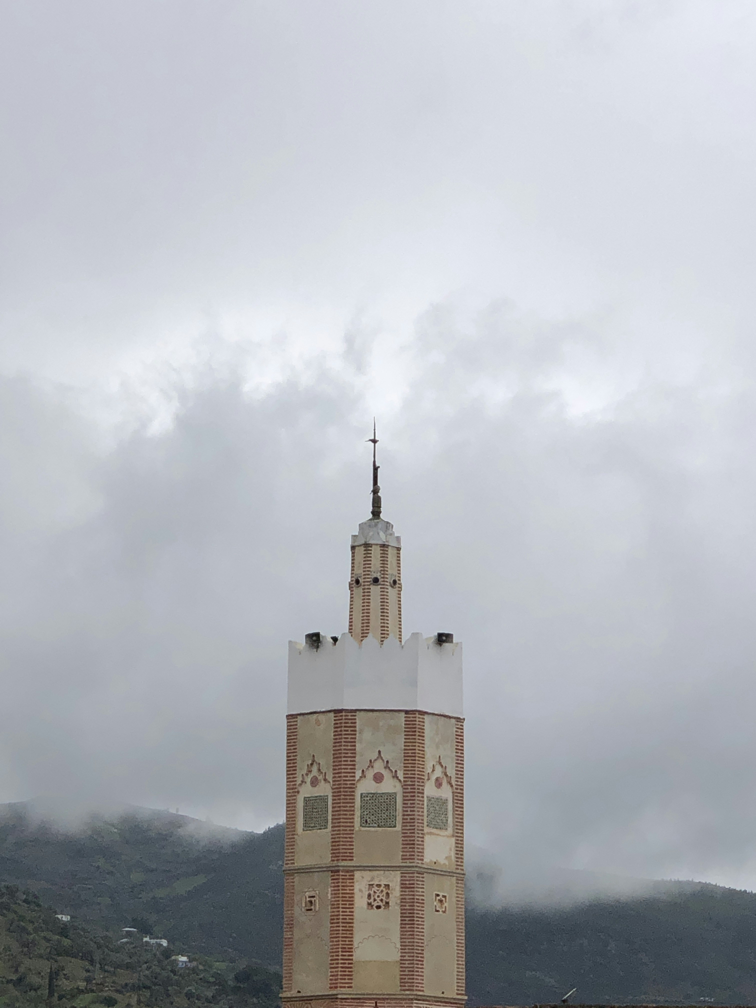 menara tinggi dengan salib di atasnya