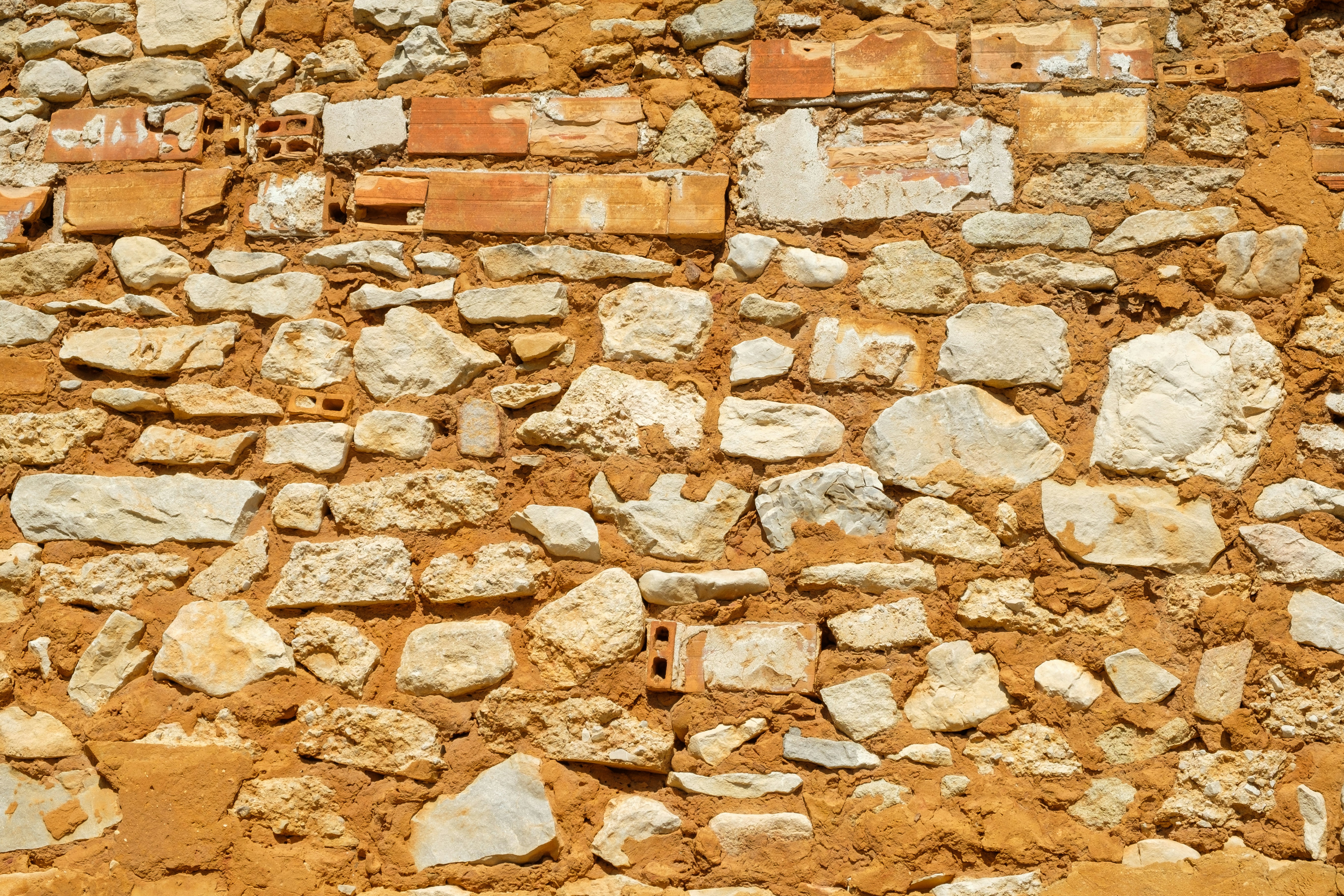 un muro de piedra con un reloj en el costado