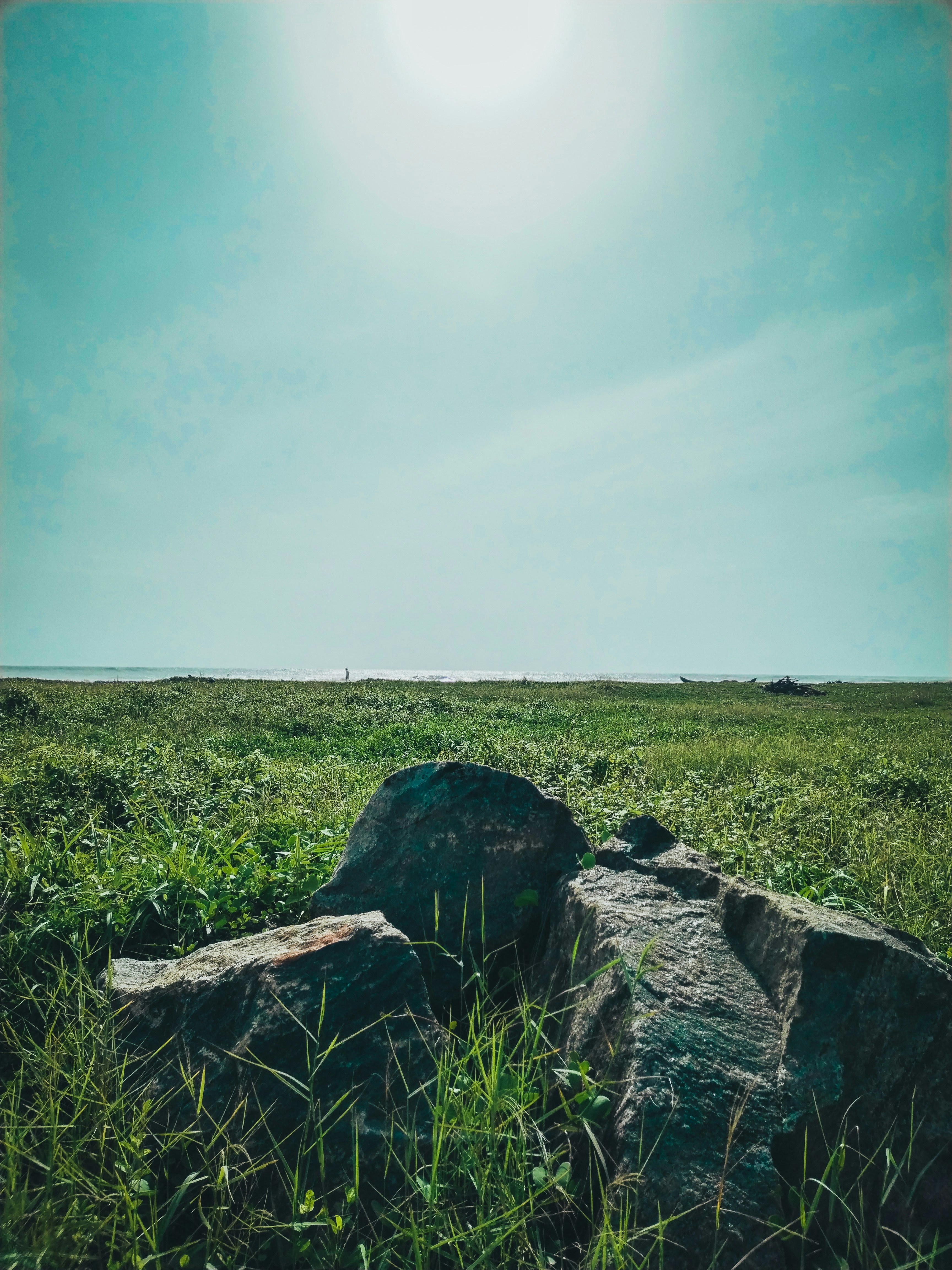 A large rock sitting in the middle of a field photo – Free Nature Image ...