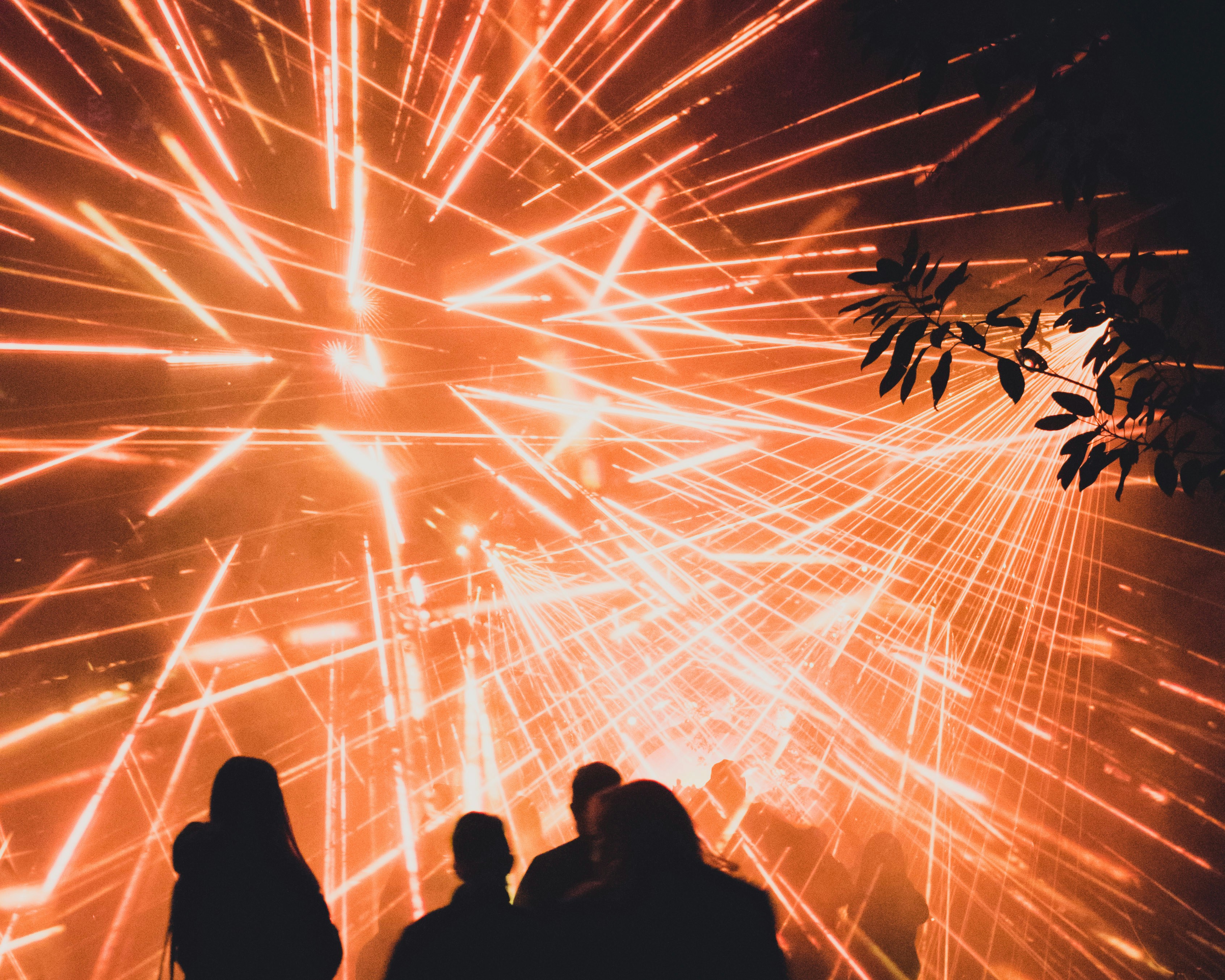 un groupe de personnes regardant un feu d’artifice
