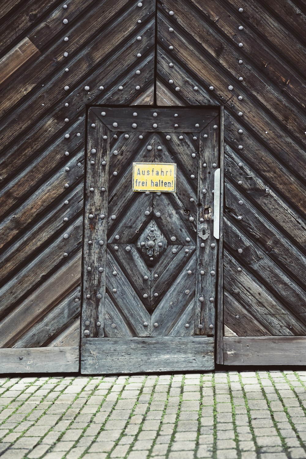 看板のある木製のドア
