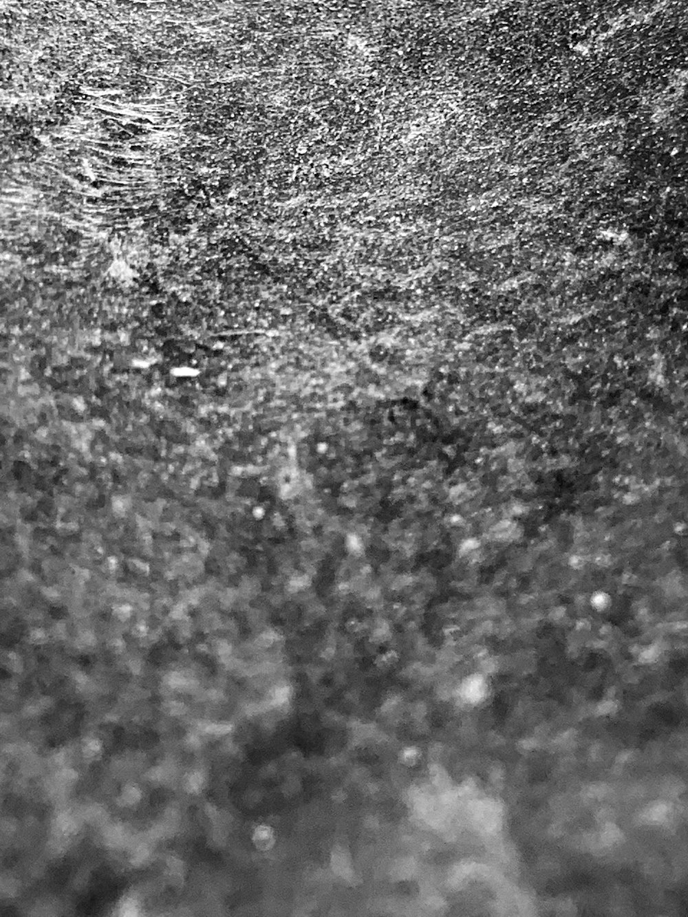 Foto Una foto en blanco y negro de un paraguas bajo la lluvia – Imagen  Suelo gratis en Unsplash