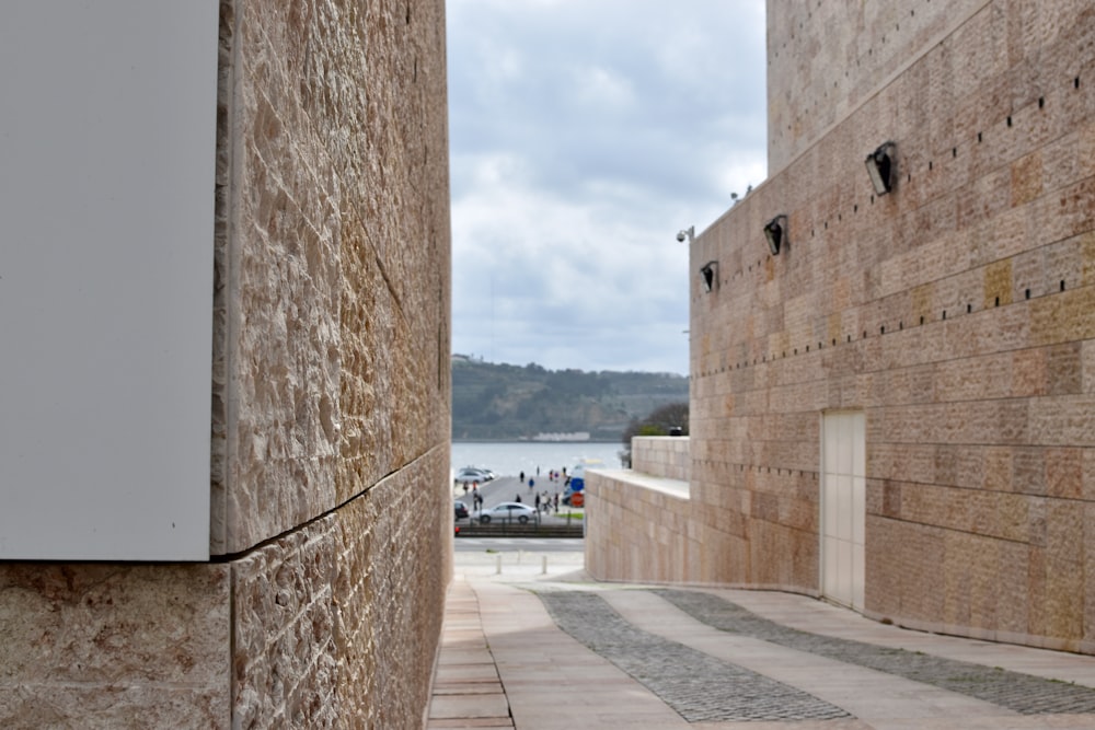 um edifício de pedra com um sinal ao lado dele