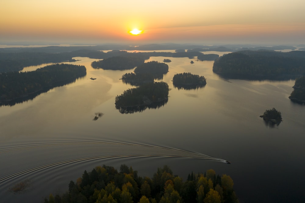 Il sole sta tramontando su un grande specchio d'acqua