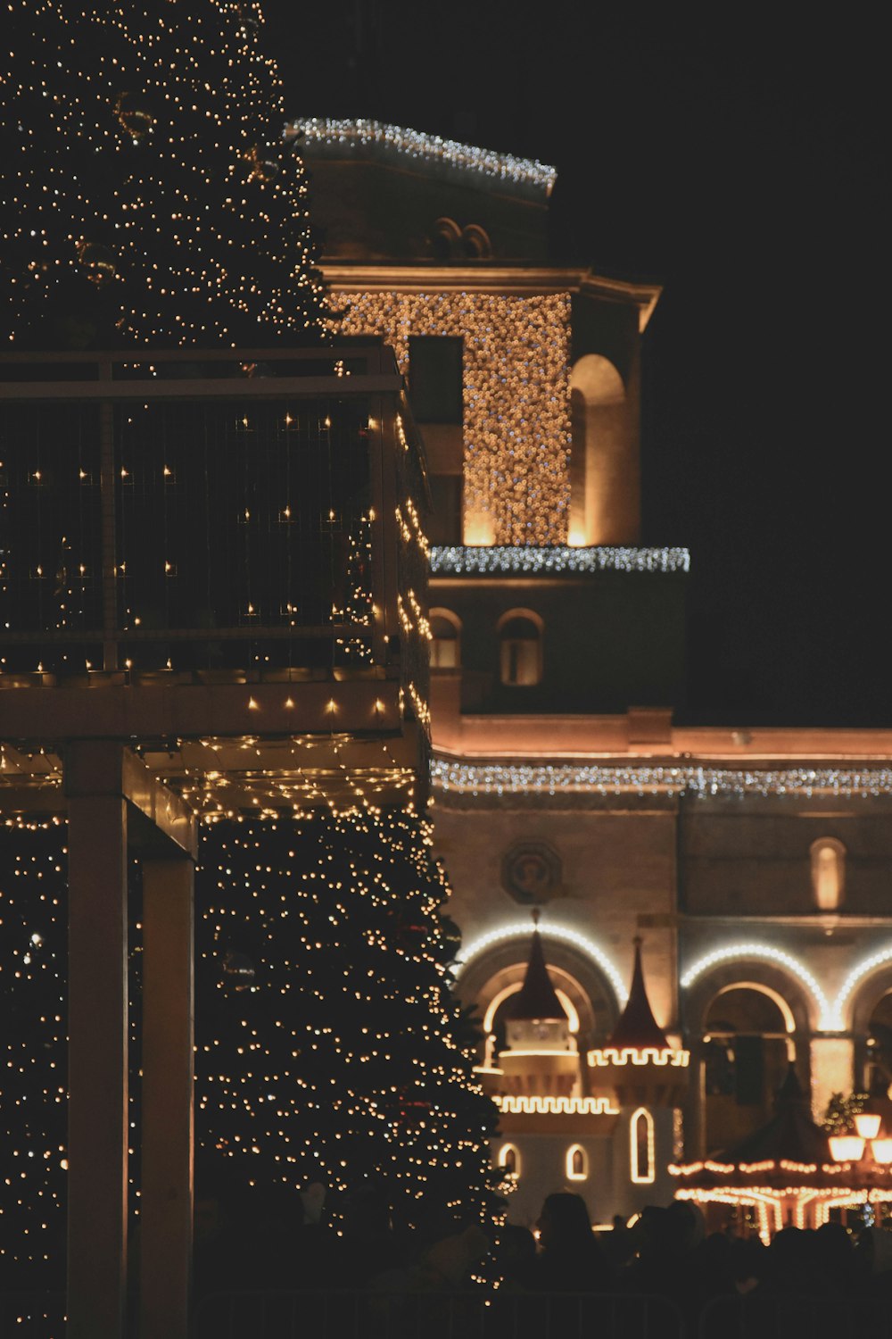 Ein beleuchteter Weihnachtsbaum vor einem Gebäude